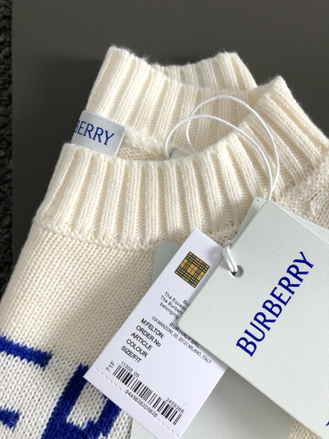 BBR*合身版型s-Xl2025秋冬圆领羊毛衫，以骑士字母提花点缀为主调，融入字母提花元素，打破传统羊毛