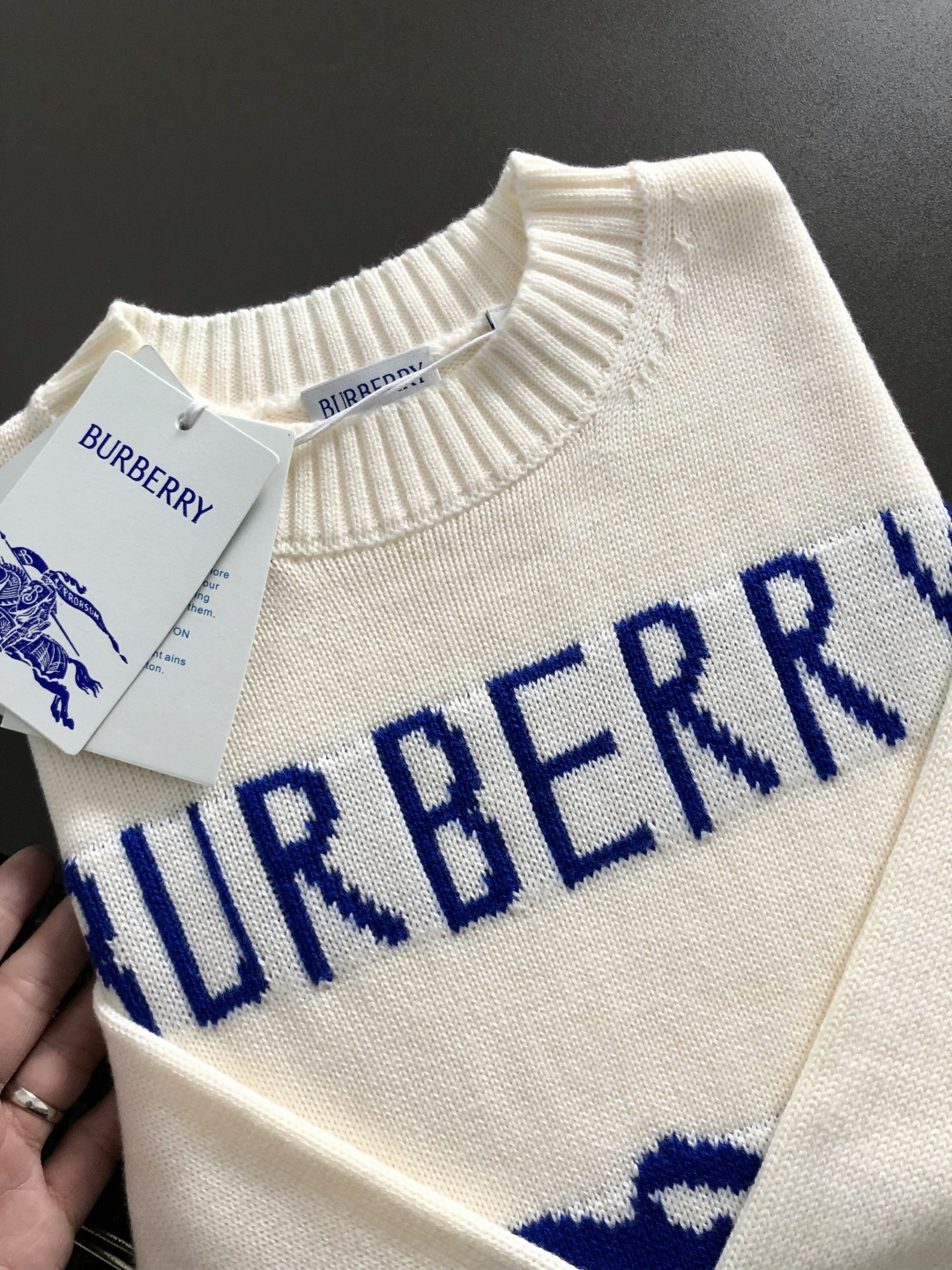 BBR*合身版型s-Xl2025秋冬圆领羊毛衫，以骑士字母提花点缀为主调，融入字母提花元素，打破传统羊毛