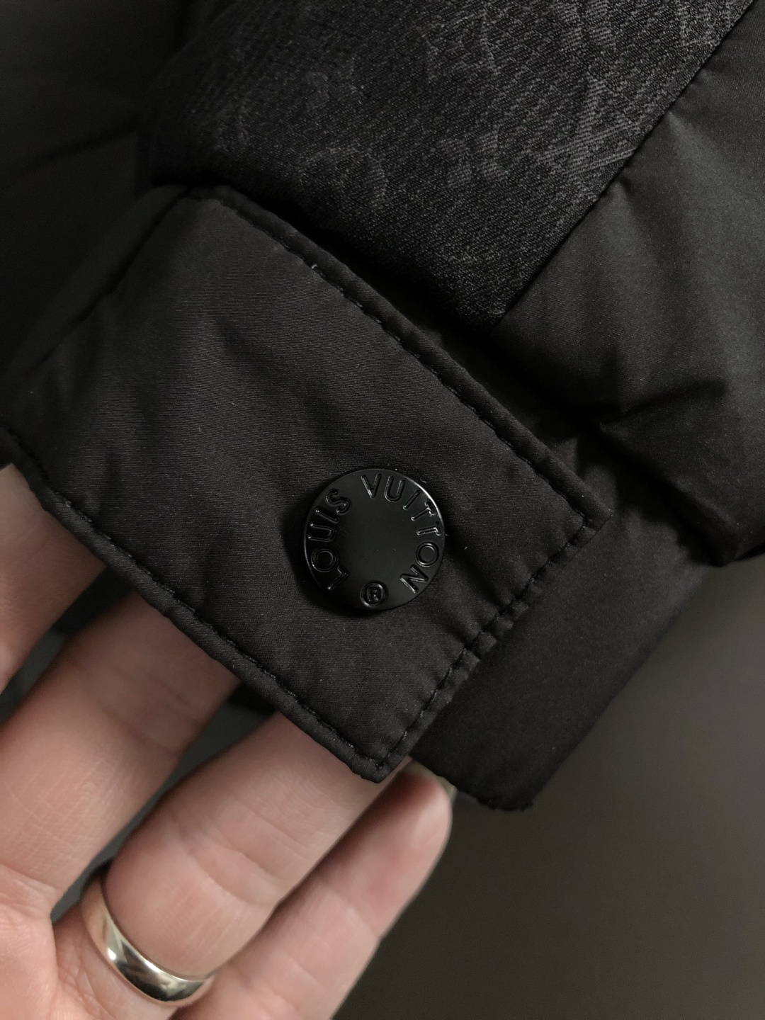 L牌*合身版型48-562025秋冬90白鸭绒羽绒外套，以老花拼接面料元素点缀为主调，融入原版五金皮牌元