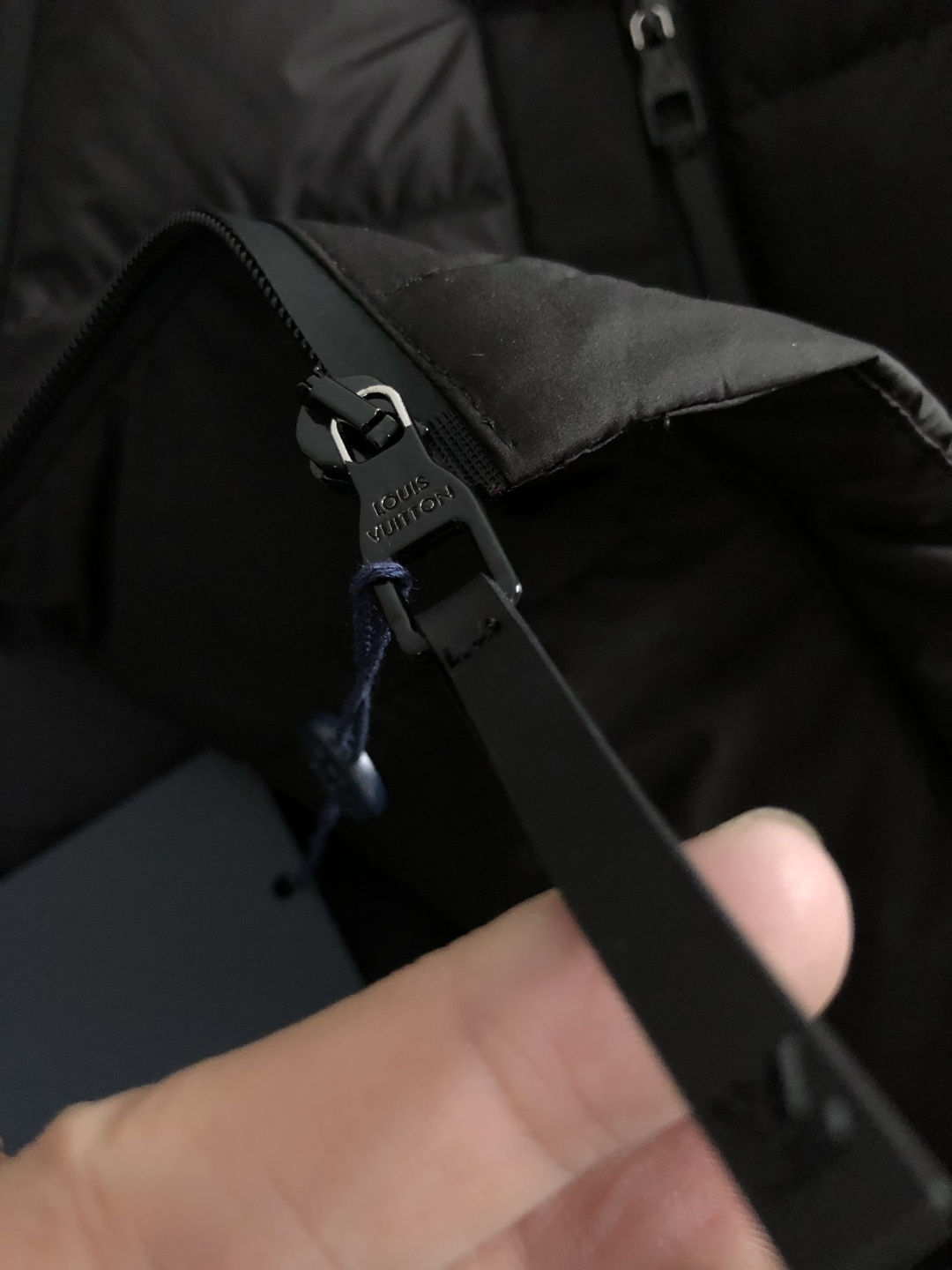 L牌*合身版型48-562025秋冬90白鸭绒羽绒外套，以老花拼接面料元素点缀为主调，融入原版五金皮牌元