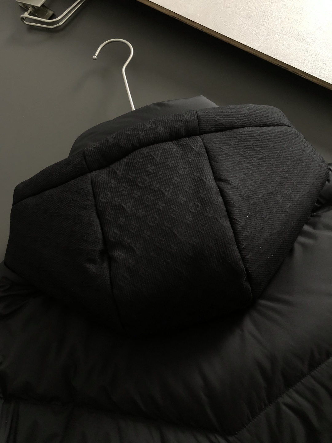 L牌*合身版型48-562025秋冬90白鸭绒羽绒外套，以老花拼接面料元素点缀为主调，融入原版五金皮牌元