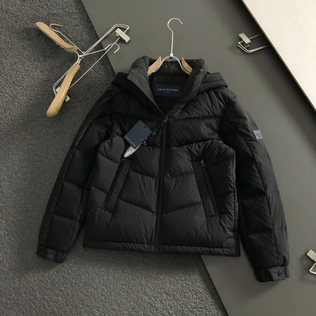 L牌*合身版型48-562025秋冬90白鸭绒羽绒外套，以老花拼接面料元素点缀为主调，融入原版五金皮牌元