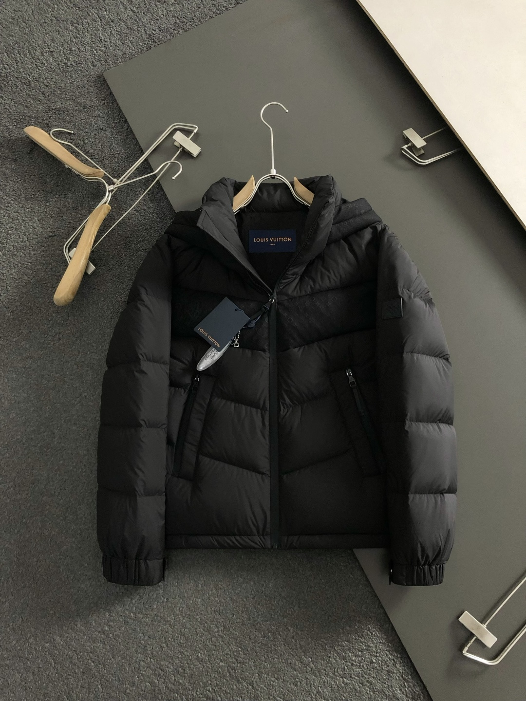 L牌*合身版型48-562025秋冬90白鸭绒羽绒外套，以老花拼接面料元素点缀为主调，融入原版五金皮牌元