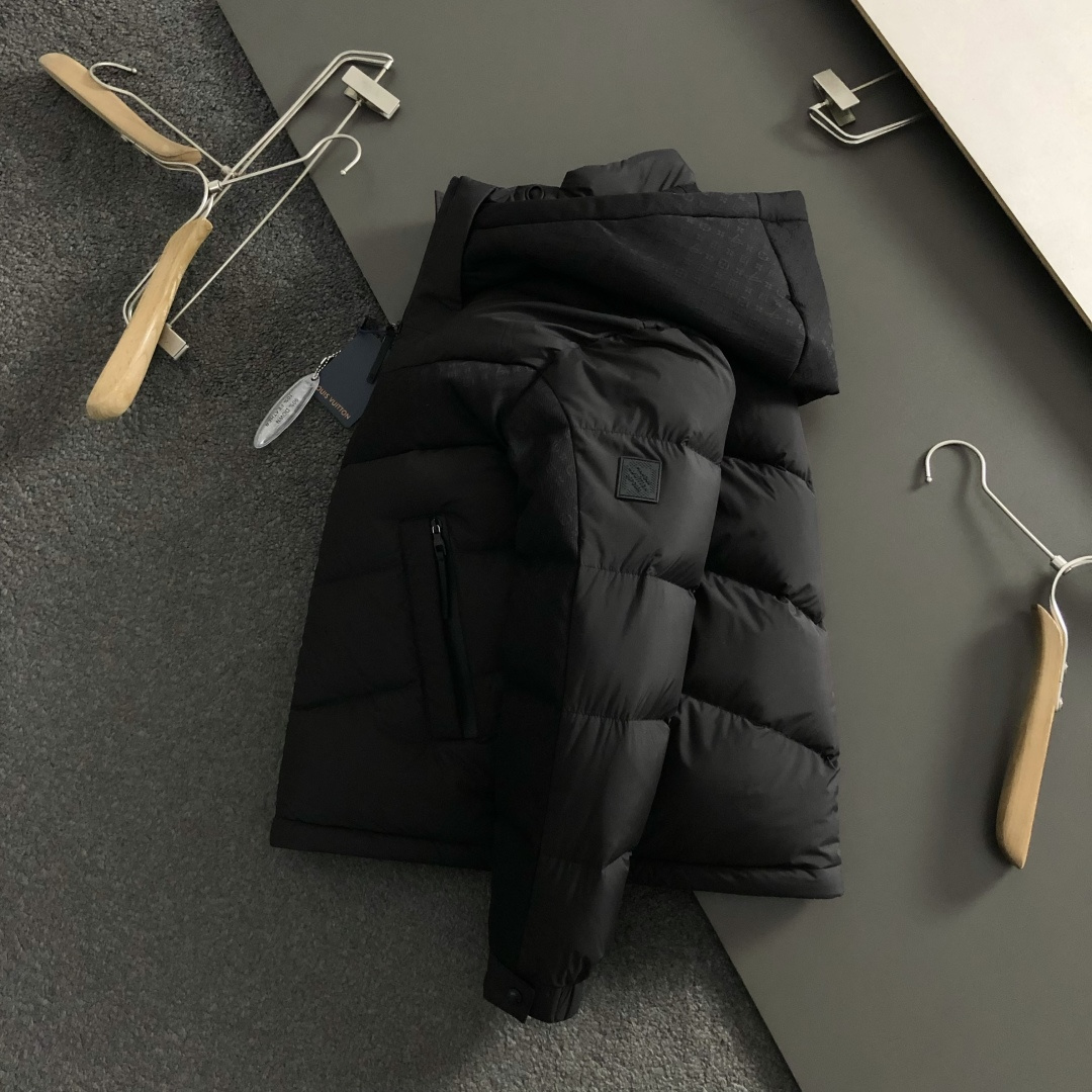 NO:596863,L brand*fitting version 48-56  The 2025 autumn and winter 90 white duck down jacket is mainly decorated with presbyopic splicing fabric elements and incorporates original hardware leather brand elements. The inner plaid echoes to break the monotony of traditional down, highlighting individuality and uninhibitedness. The three-dimensional tailoring fits the body shape, and the design is neat and stylish, easily elongating the leg lines, creating a casual and free leisure  Style. The high-quality fabric is comfortable and warm, with both thermal insulation and comfort. It is suitable for daily outings or light outdoor scenes. The triangular jacquard embellishment on the back adds a fashionable texture. Whether it is a casual look with T-shirts and jeans, or a layered mix and match style, it can be easily controlled. It is an indispensable fashion item in the autumn and winter transition seasons.  Available colors: black, white, jeans, jackets & coats, tees, t-shirt, down jacket, alexander wang19860909L牌*合身版型48-56 2025秋冬90白鸭绒羽绒外套,以老花拼接面料元素点缀为主调,融入原版五金皮牌元素,内里格纹呼应打破传统羽绒的单调感,彰显个性与不羁.立体剪裁贴合身形,设计利落有型,轻松拉长腿部线条,打造随性洒脱的休闲风格.优质面料舒适保暖,兼具保温性与舒适感,适合日常出街或轻户外场景.细节后背三角提花点缀,增添时尚质感,无论是搭配T恤牛仔裤的休闲look,还是叠的混搭风,都能轻松驾驭,是秋冬过渡季不可或缺的时尚单品. 现货颜色 黑色 白色,,jeans,jackets & coats,tees，t-shirt,down jacket,alexander wang,Men's clothing