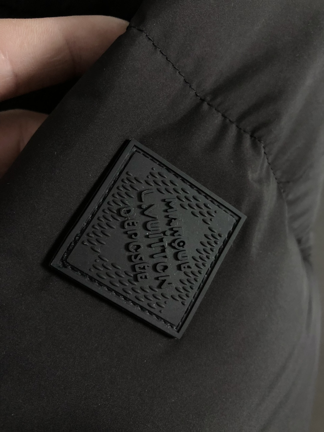 L牌*合身版型48-562025秋冬90白鸭绒羽绒外套，以老花拼接面料元素点缀为主调，融入原版五金皮牌元