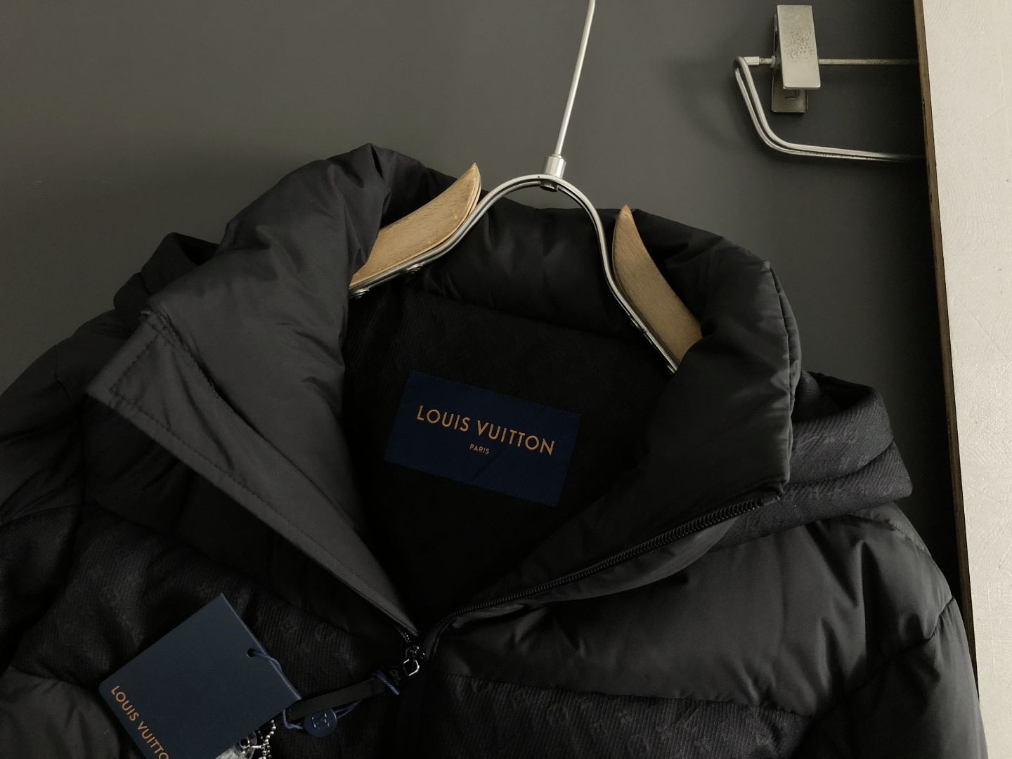 L牌*合身版型48-562025秋冬90白鸭绒羽绒外套，以老花拼接面料元素点缀为主调，融入原版五金皮牌元