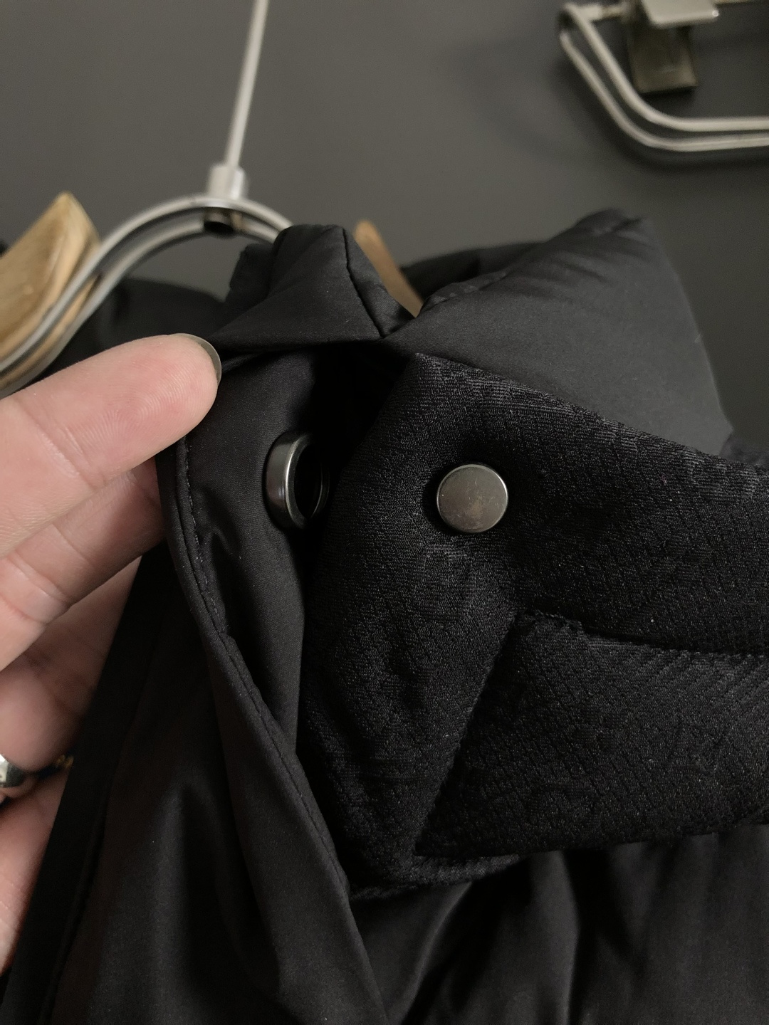 L牌*合身版型48-562025秋冬90白鸭绒羽绒外套，以老花拼接面料元素点缀为主调，融入原版五金皮牌元