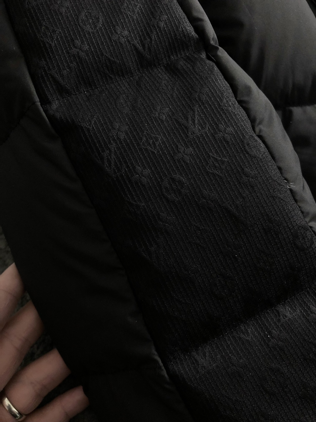 L牌*合身版型48-562025秋冬90白鸭绒羽绒外套，以老花拼接面料元素点缀为主调，融入原版五金皮牌元