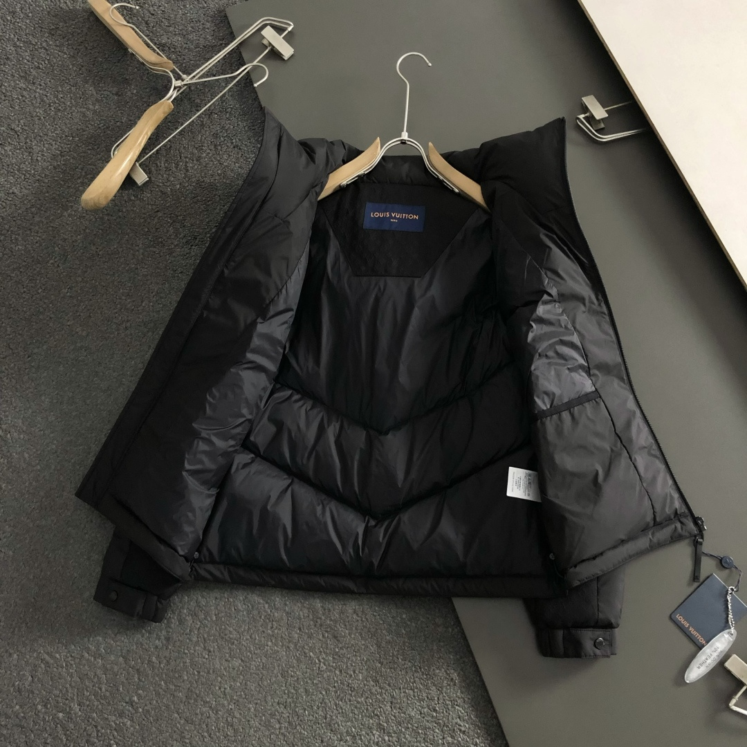 L牌*合身版型48-562025秋冬90白鸭绒羽绒外套，以老花拼接面料元素点缀为主调，融入原版五金皮牌元