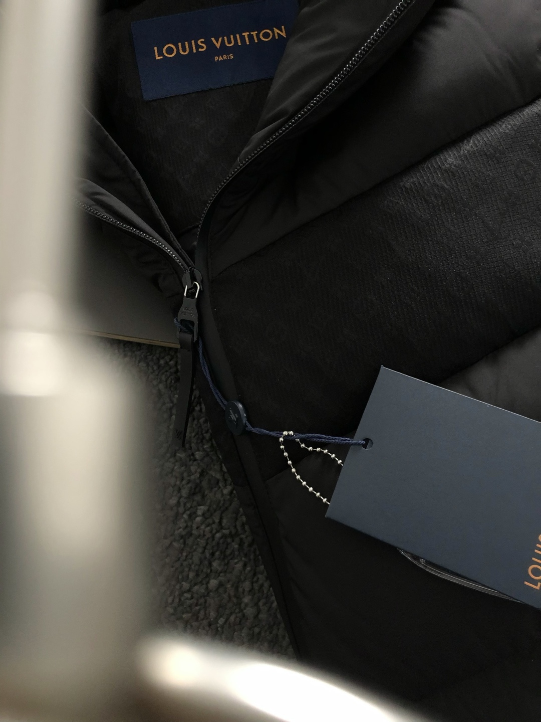 L牌*合身版型48-562025秋冬90白鸭绒羽绒外套，以老花拼接面料元素点缀为主调，融入原版五金皮牌元