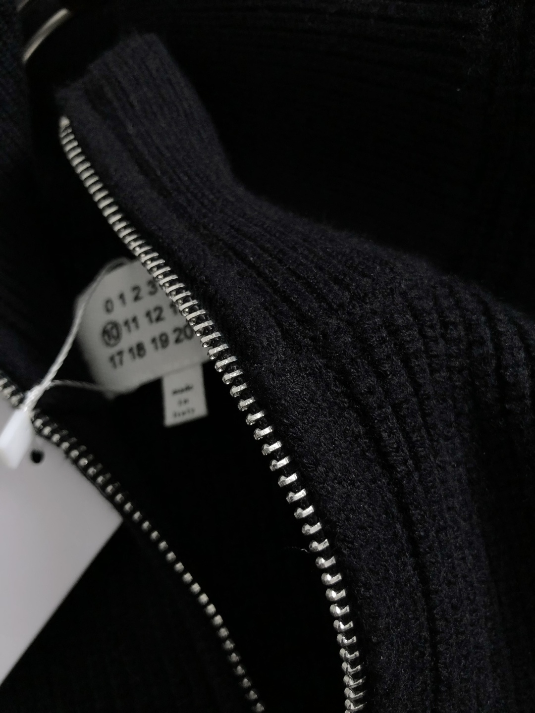 MJL**合身版型S-Xl2025秋冬潮牌针织开衫，以数字标融合点缀为主调，打破传统针织衫的单调感，彰显