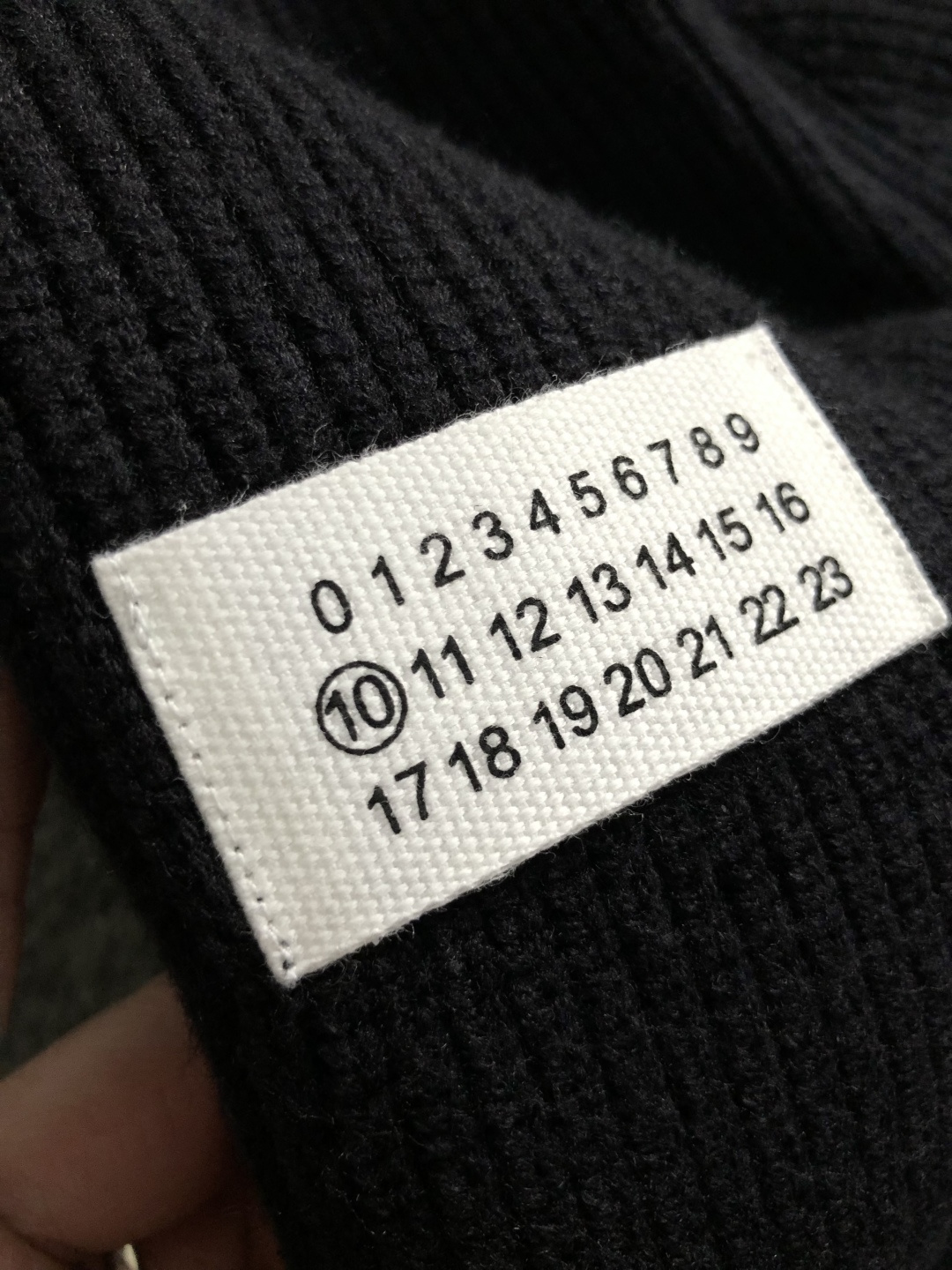 MJL**合身版型S-Xl2025秋冬潮牌针织开衫，以数字标融合点缀为主调，打破传统针织衫的单调感，彰显