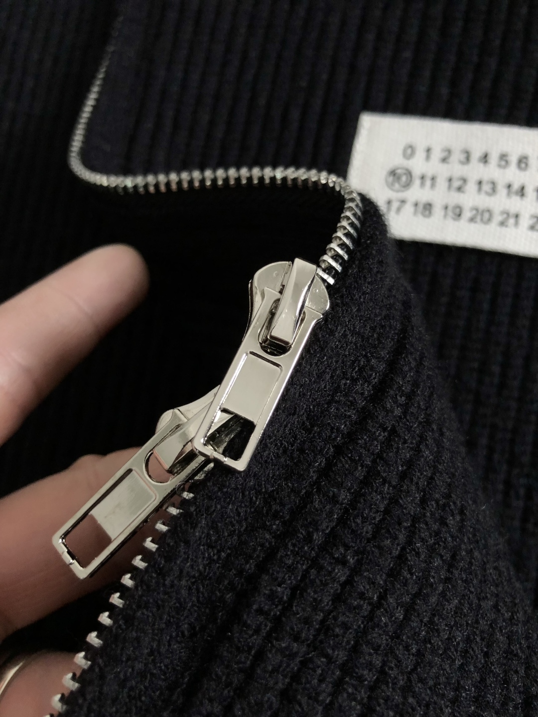 MJL**合身版型S-Xl2025秋冬潮牌针织开衫，以数字标融合点缀为主调，打破传统针织衫的单调感，彰显