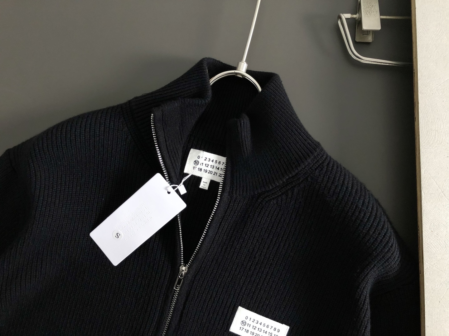 MJL**合身版型S-Xl2025秋冬潮牌针织开衫，以数字标融合点缀为主调，打破传统针织衫的单调感，彰显