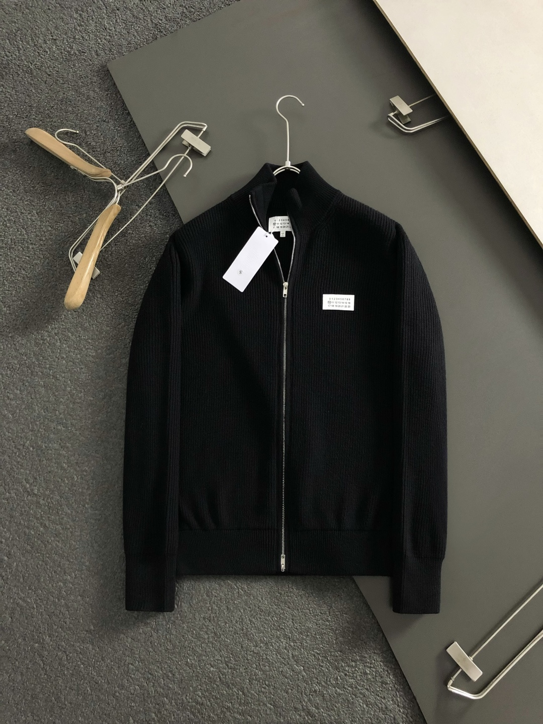 MJL**合身版型S-Xl2025秋冬潮牌针织开衫，以数字标融合点缀为主调，打破传统针织衫的单调感，彰显