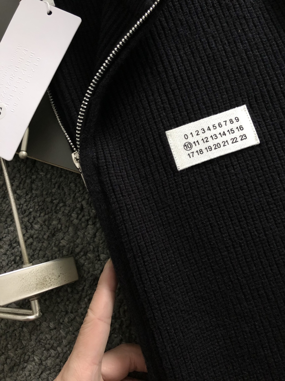 MJL**合身版型S-Xl2025秋冬潮牌针织开衫，以数字标融合点缀为主调，打破传统针织衫的单调感，彰显