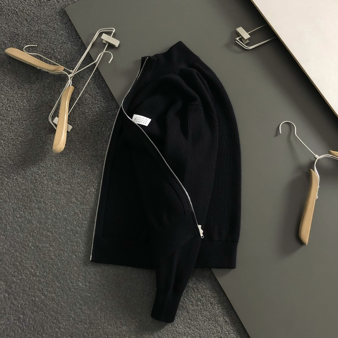 NO:596857,MJL** Fitted Fit S-Xl  The 2025 autumn and winter trendy brand knitted cardigans are mainly decorated with numbers and logos, breaking the monotony of traditional knitted sweaters and highlighting individuality and uninhibitedness. The three-dimensional stitching fits the body shape, the design is neat and stylish, and it can easily lengthen the leg lines, creating a casual and free casual style. High-quality fabrics are crisp  Wear-resistant, breathable and comfortable, it is suitable for daily outings or light outdoor scenes. Detailed webbing embellishments add a fashionable texture. Whether it is a casual look with T-shirts and jeans, or a mixed and matched style, it can be easily controlled. It is an indispensable fashion item in the autumn and winter transition seasons.  Available now for sale M-XXXL,,jeans,tees,t-shirt,alexander wang19860909MJL**合身版型S-Xl 2025秋冬潮牌针织开衫,以数字标融合点缀为主调,打破传统针织衫的单调感,彰显个性与不羁.立体针法贴合身形,设计利落有型,轻松拉长腿部线条,打造随性洒脱的休闲风格.优质面料挺括耐磨,兼具透气性与舒适感,适合日常出街或轻户外场景.细节织带点缀,增添时尚质感,无论是搭配T恤牛仔裤的休闲look,还是叠的混搭风,都能轻松驾驭,是秋冬过渡季不可或缺的时尚单品. 现货发售发售M-XXXL,,jeans,tees，t-shirt,alexander wang,Men's clothing