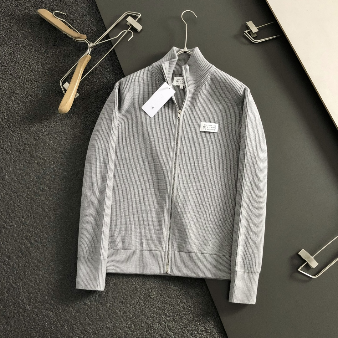 MJL**合身版型S-Xl2025秋冬潮牌针织开衫，以数字标融合点缀为主调，打破传统针织衫的单调感，彰显