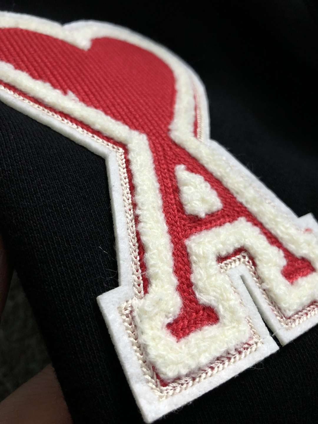 Ami*合身版型S-Xl2025秋冬潮牌针织卫衣，以红色爱心提花融合点缀为主调，打破传统卫衣的单调感，彰