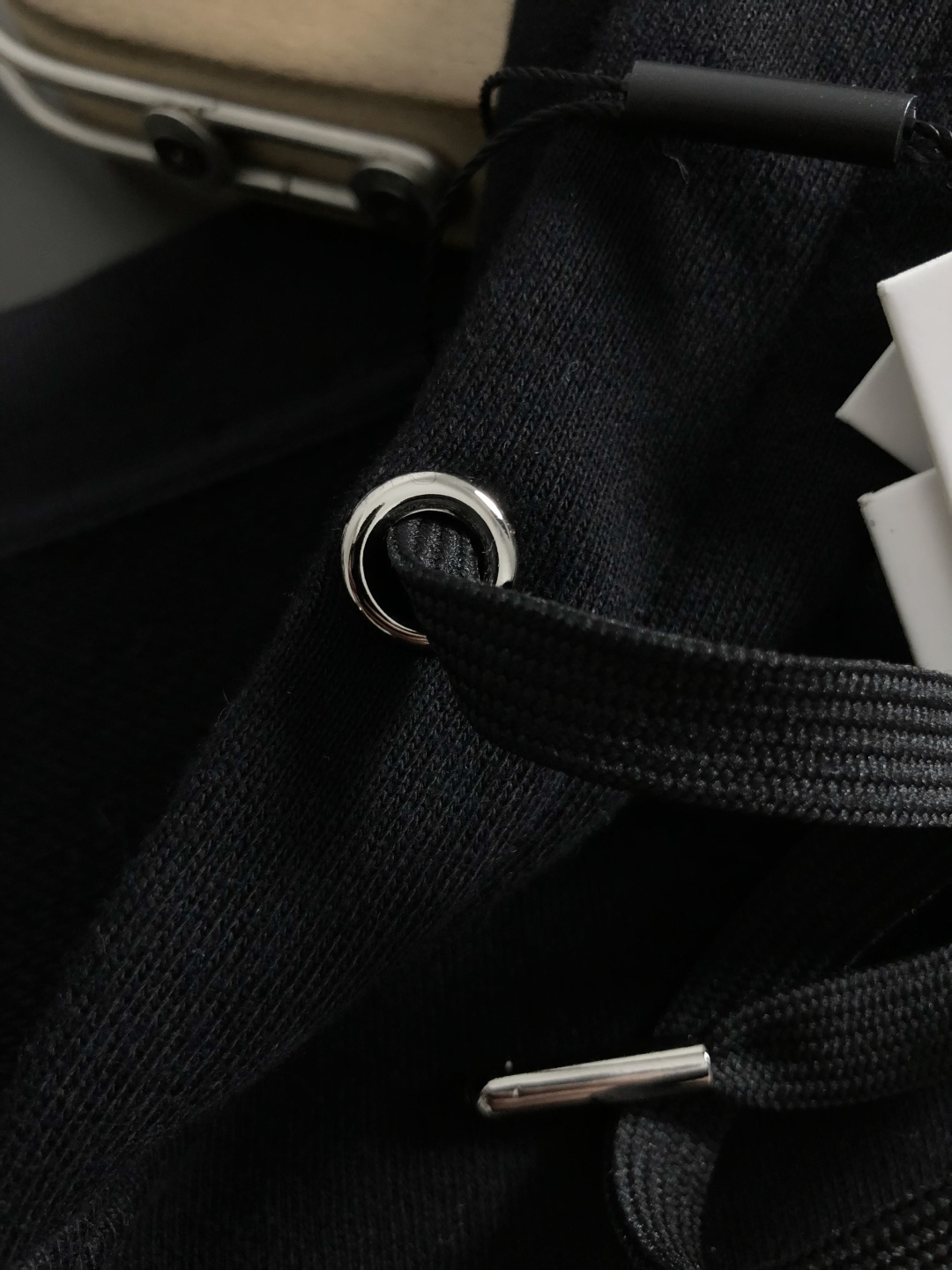 Ami*合身版型S-Xl2025秋冬潮牌针织卫衣，以红色爱心提花融合点缀为主调，打破传统卫衣的单调感，彰