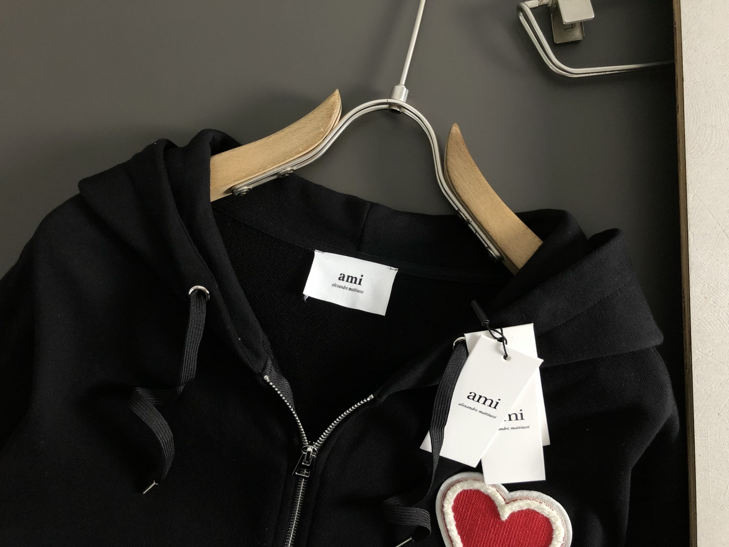 Ami*合身版型S-Xl2025秋冬潮牌针织卫衣，以红色爱心提花融合点缀为主调，打破传统卫衣的单调感，彰