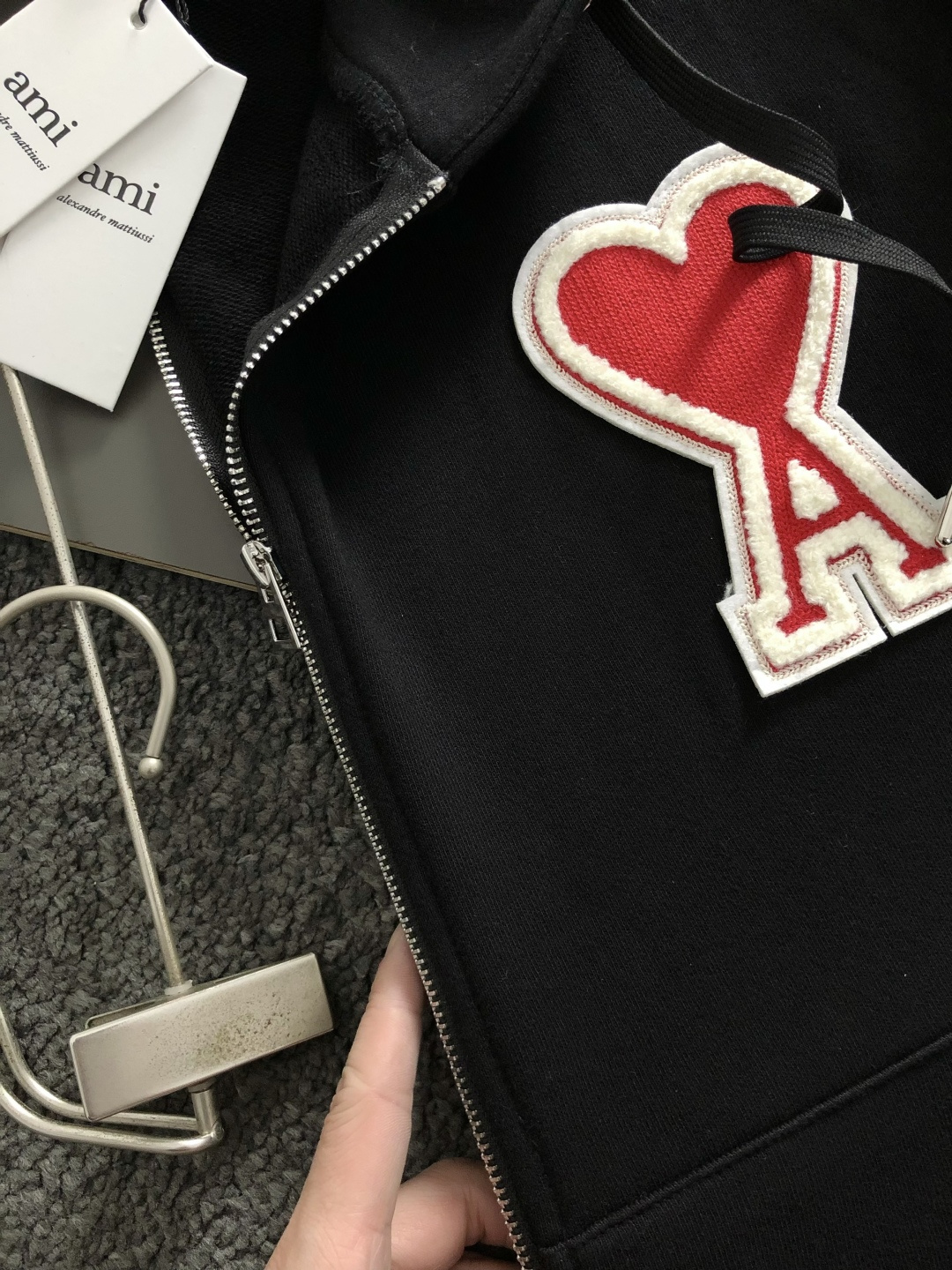 Ami*合身版型S-Xl2025秋冬潮牌针织卫衣，以红色爱心提花融合点缀为主调，打破传统卫衣的单调感，彰