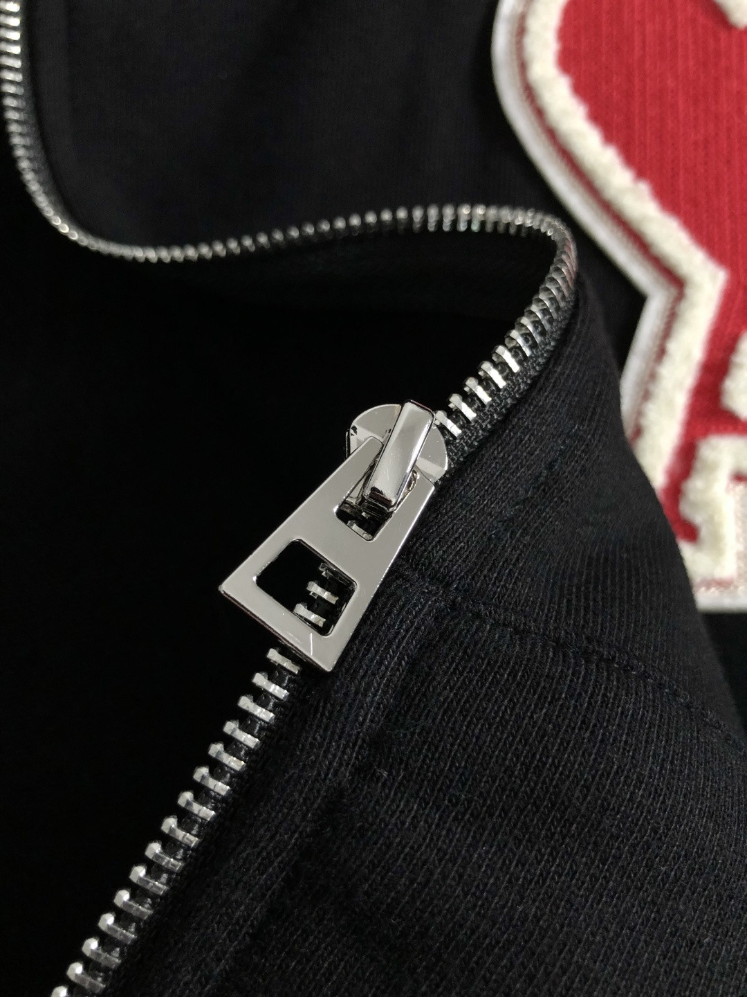 Ami*合身版型S-Xl2025秋冬潮牌针织卫衣，以红色爱心提花融合点缀为主调，打破传统卫衣的单调感，彰