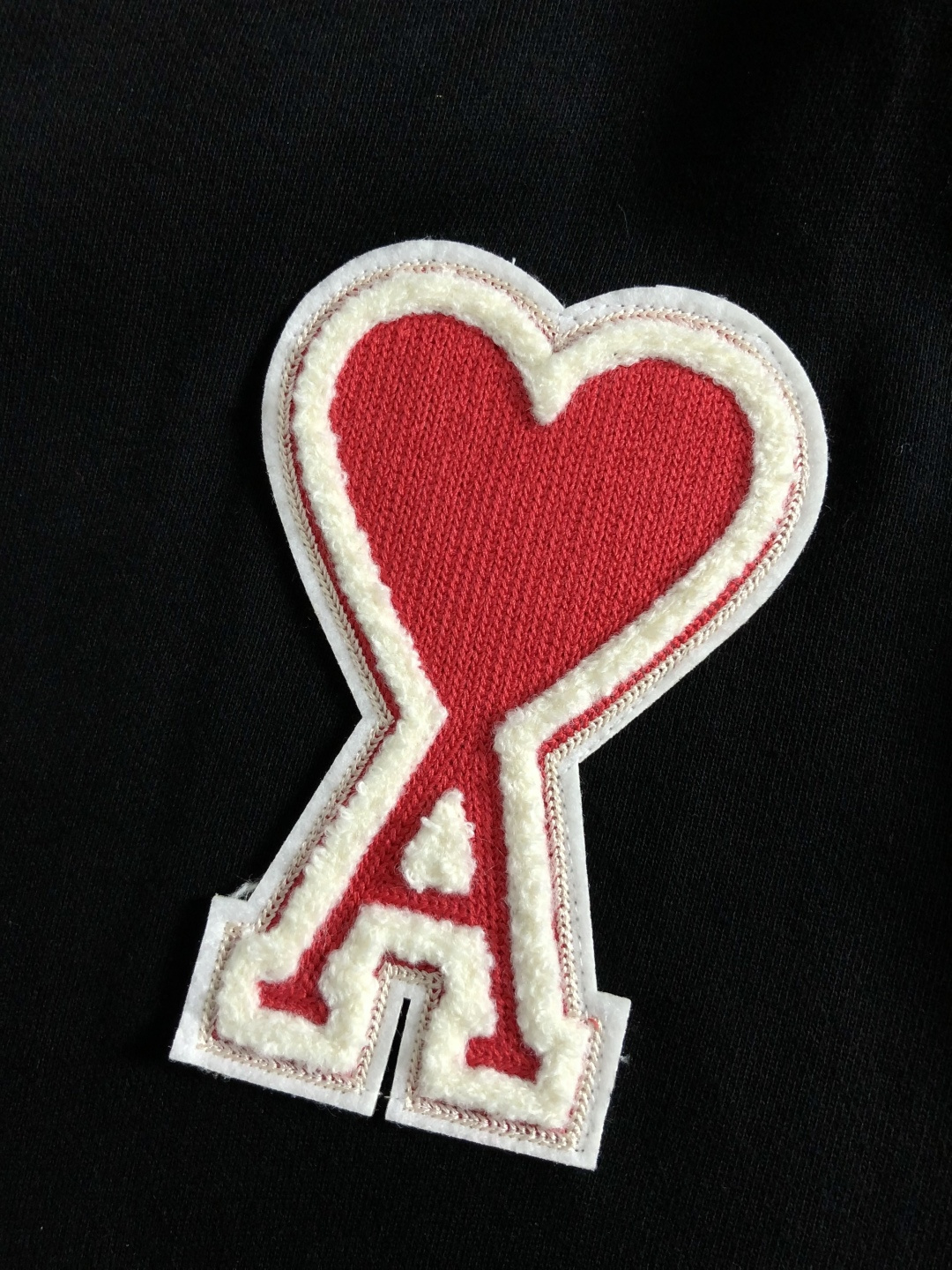 Ami*合身版型S-Xl2025秋冬潮牌针织卫衣，以红色爱心提花融合点缀为主调，打破传统卫衣的单调感，彰