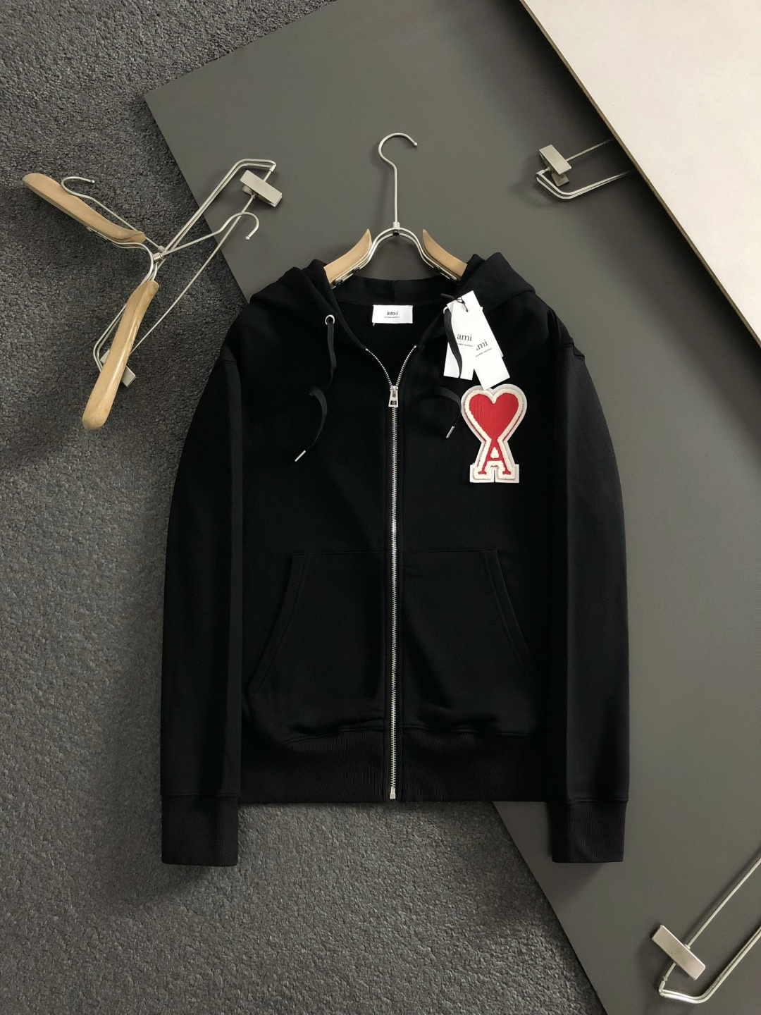 Ami*合身版型S-Xl2025秋冬潮牌针织卫衣，以红色爱心提花融合点缀为主调，打破传统卫衣的单调感，彰