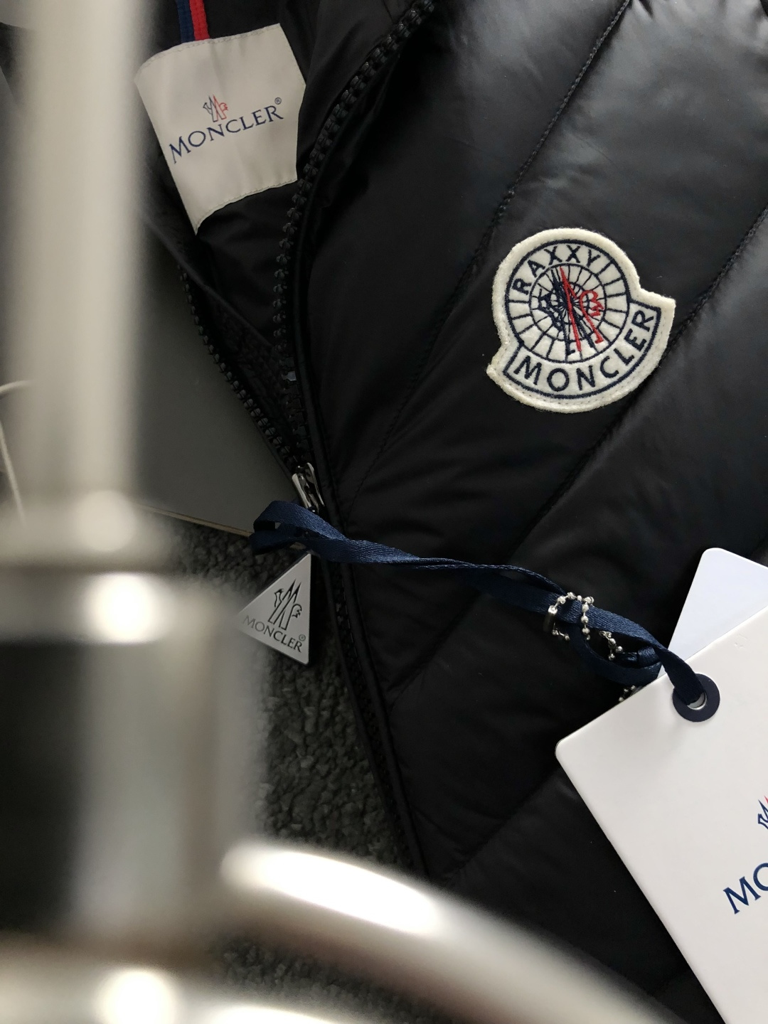 Mon*合身版型48-562025秋冬90白鸭绒羽绒外套，以潮流排骨风格领口字母压花元素点缀为主调，融入