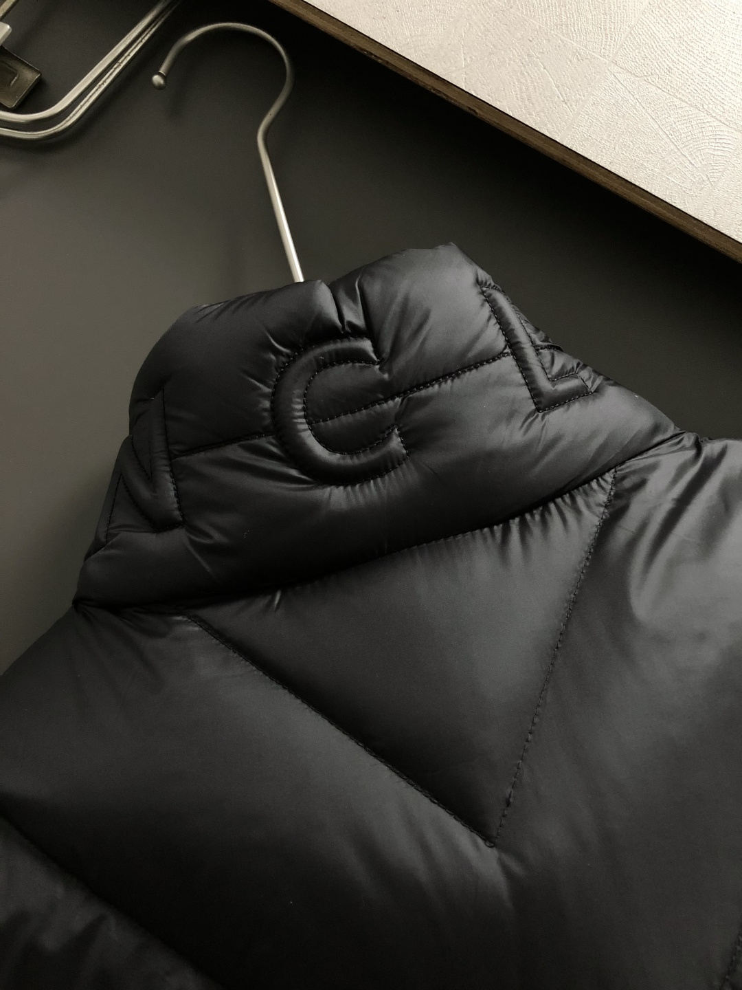 Mon*合身版型48-562025秋冬90白鸭绒羽绒外套，以潮流排骨风格领口字母压花元素点缀为主调，融入