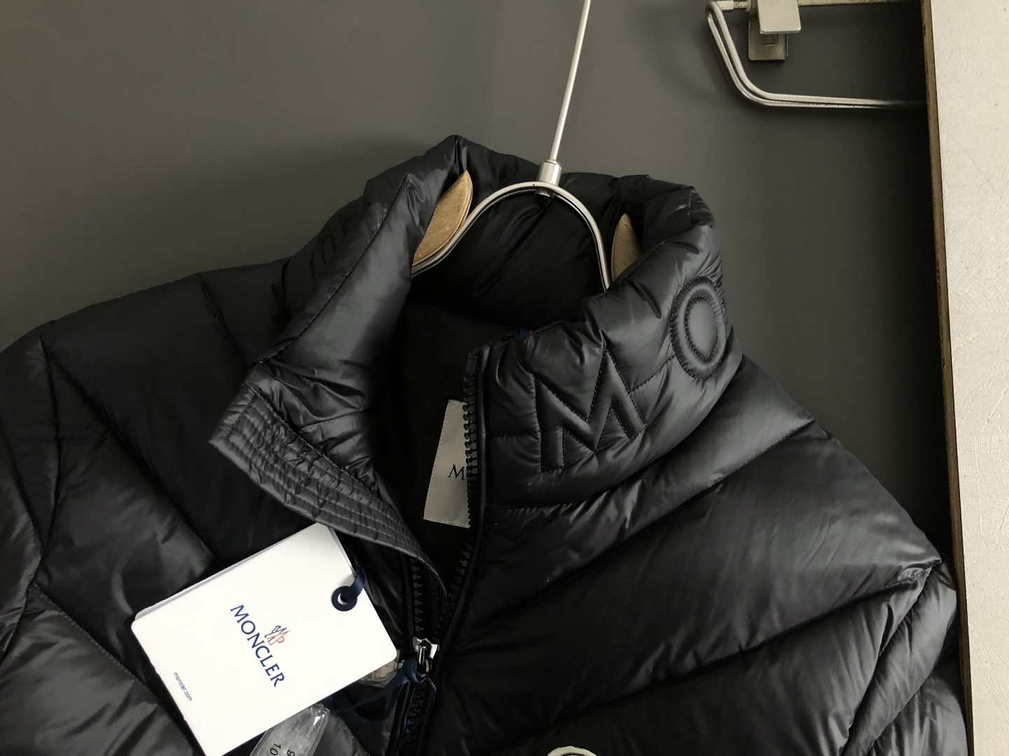 Mon*合身版型48-562025秋冬90白鸭绒羽绒外套，以潮流排骨风格领口字母压花元素点缀为主调，融入