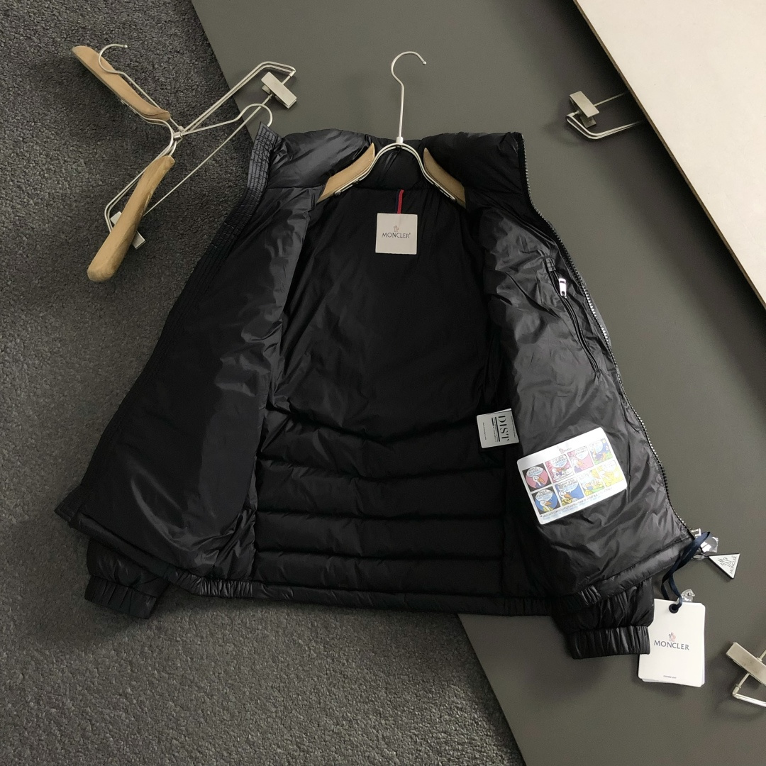 Mon*合身版型48-562025秋冬90白鸭绒羽绒外套，以潮流排骨风格领口字母压花元素点缀为主调，融入