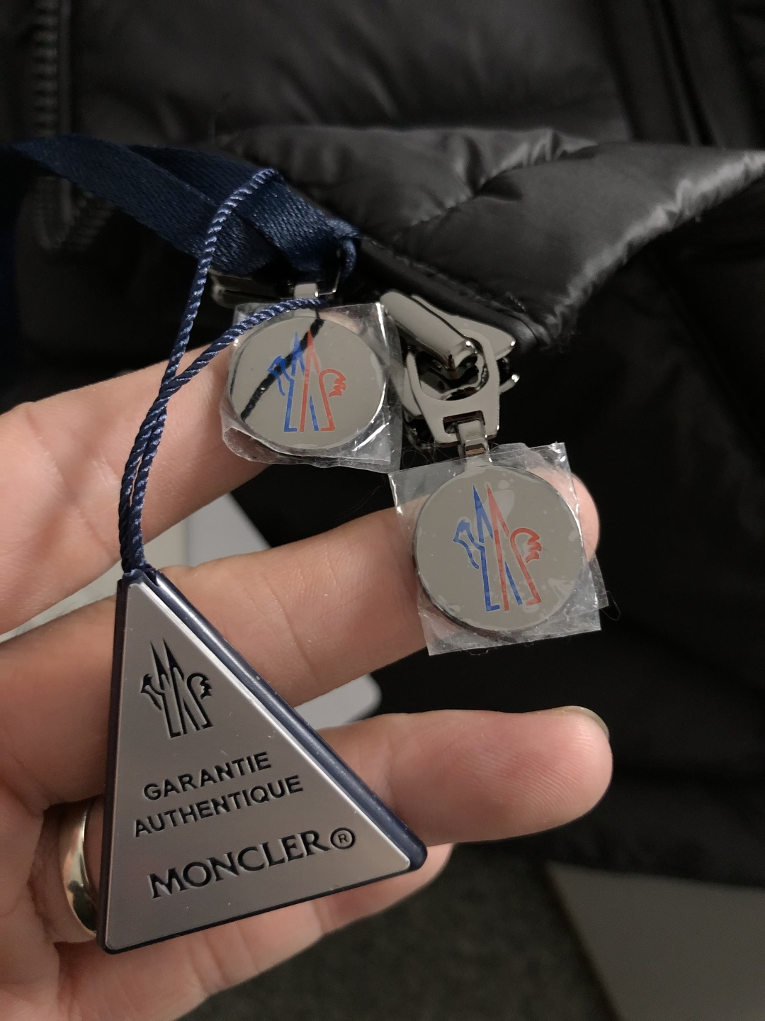 Mon*合身版型48-562025秋冬90白鸭绒羽绒外套，以潮流排骨风格领口字母压花元素点缀为主调，融入