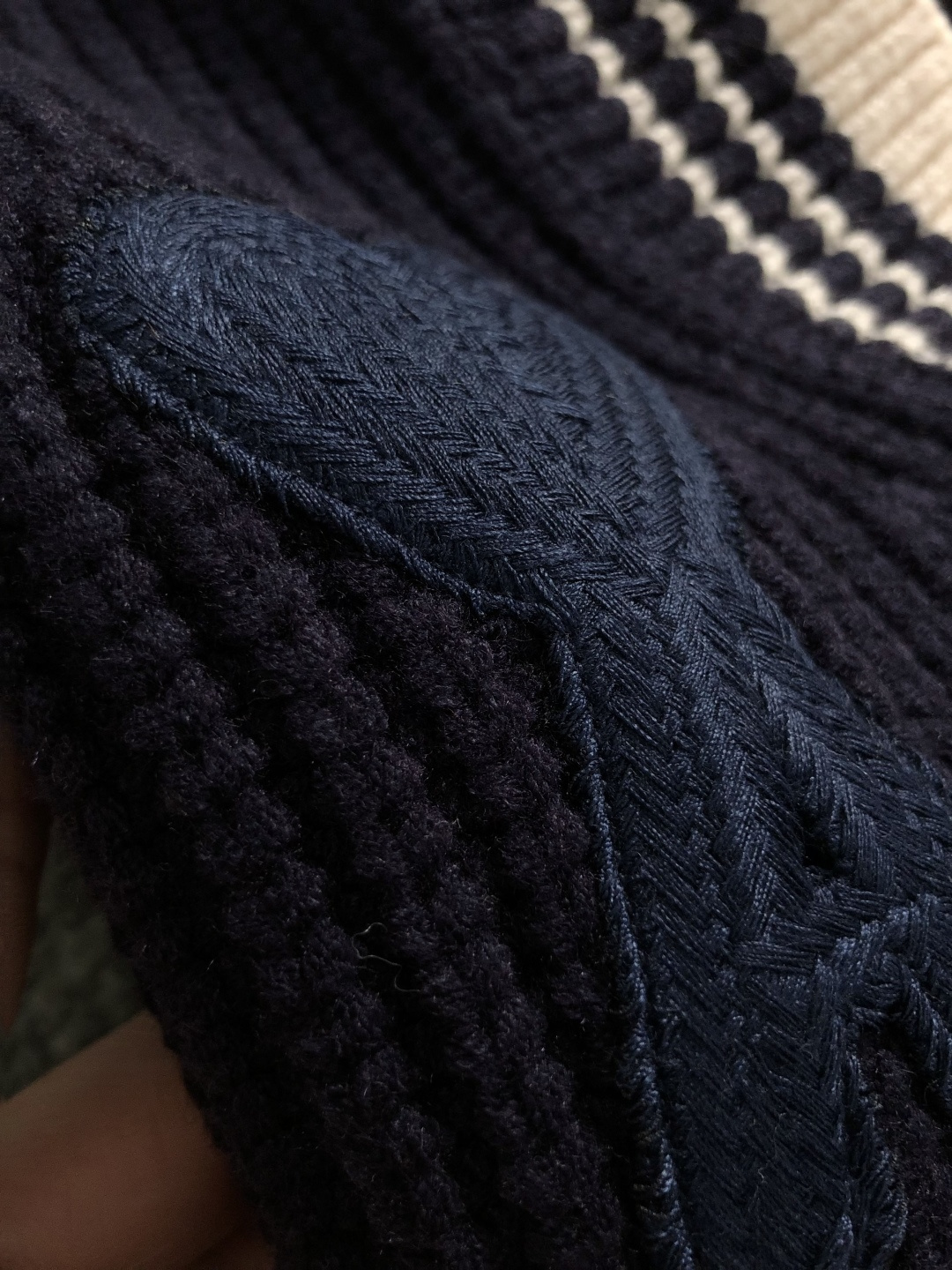 Ami*合身版型S-Xl2025秋冬潮牌针织马甲，以红色爱心贴布绣融合点缀为主调，打破传统针织衫的单调感