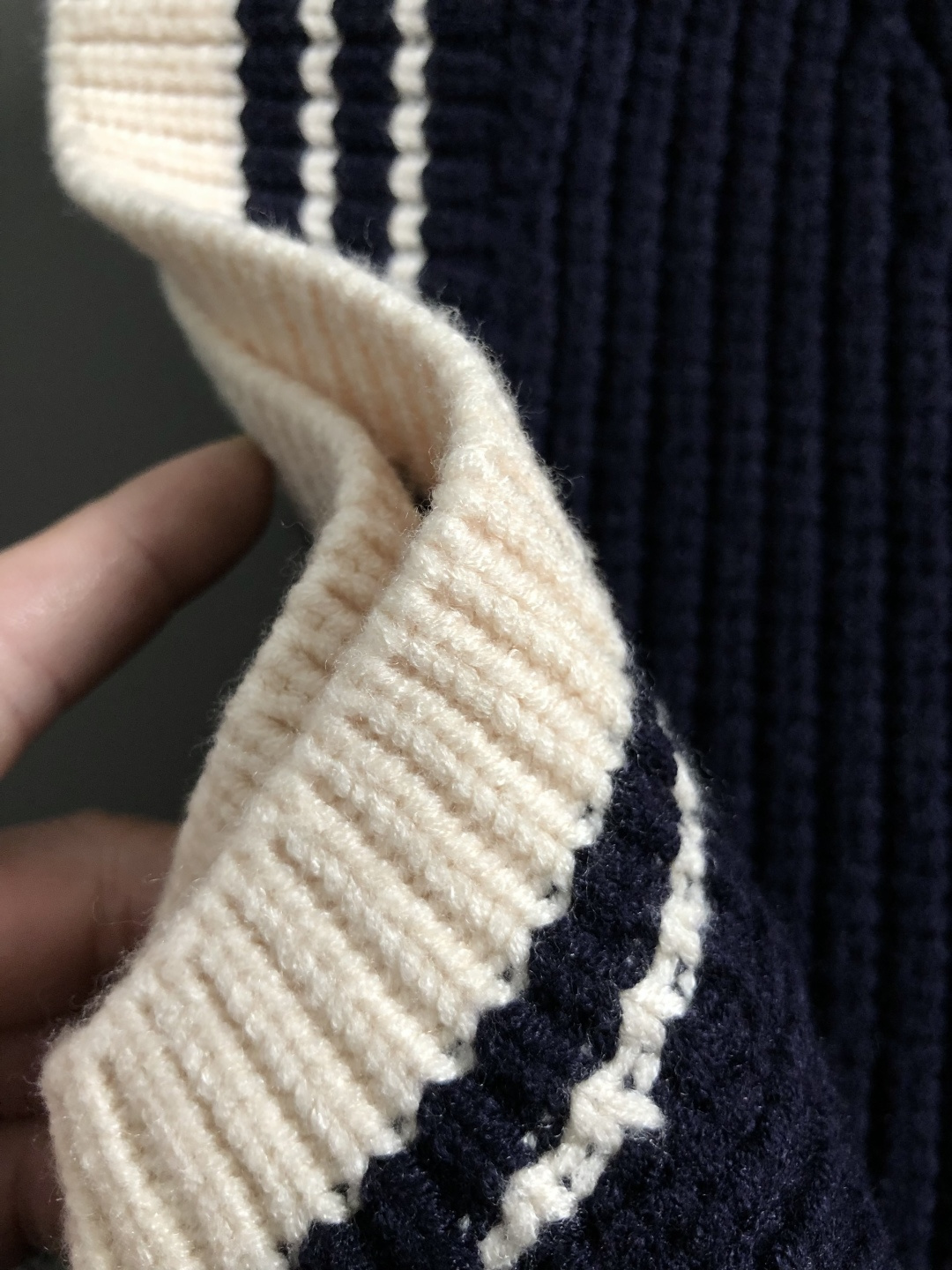 Ami*合身版型S-Xl2025秋冬潮牌针织马甲，以红色爱心贴布绣融合点缀为主调，打破传统针织衫的单调感