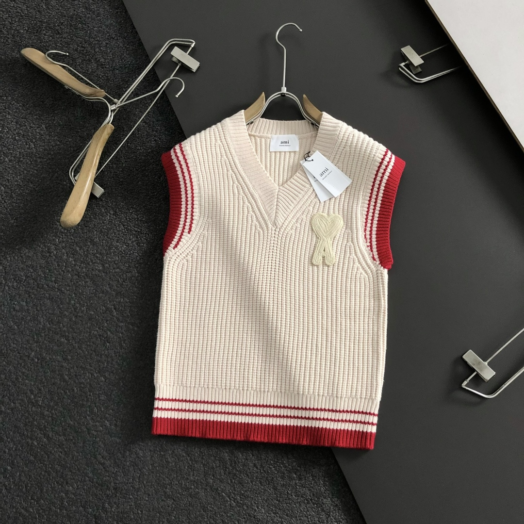 Ami*合身版型S-Xl2025秋冬潮牌针织马甲，以红色爱心贴布绣融合点缀为主调，打破传统针织衫的单调感