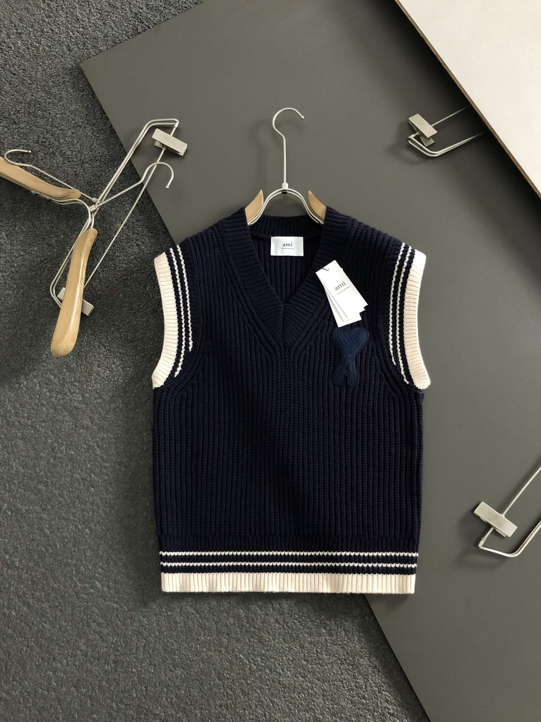 NO:596855,Ami* fitted fit S-Xl  The 2025 autumn and winter trendy brand knitted vest is mainly decorated with red love patch embroidery, breaking the monotony of traditional knitted sweaters and highlighting individuality and uninhibitedness. The three-dimensional stitching fits the body shape, the design is neat and stylish, and it can easily lengthen the leg lines, creating a casual and free style. High-quality fabrics  It is stiff and wear-resistant, has both breathability and comfort, and is suitable for daily outings or light outdoor scenes. The details are embellished with webbing to add a fashionable texture. Whether it is a casual look with T-shirts and jeans, or a mixed style layered, it can be easily controlled. It is an indispensable fashion item in the autumn and winter transition seasons.  Available now for sale M-XXXL,,jeans,tees,t-shirt,alexander wang19860909Ami*合身版型S-Xl 2025秋冬潮牌针织马甲,以红色爱心贴布绣融合点缀为主调,打破传统针织衫的单调感,彰显个性与不羁.立体针法贴合身形,设计利落有型,轻松拉长腿部线条,打造随性洒脱的休闲风格.优质面料挺括耐磨,兼具透气性与舒适感,适合日常出街或轻户外场景.细节织带点缀,增添时尚质感,无论是搭配T恤牛仔裤的休闲look,还是叠的混搭风,都能轻松驾驭,是秋冬过渡季不可或缺的时尚单品. 现货发售发售M-XXXL,,jeans,tees，t-shirt,alexander wang,Men's clothing