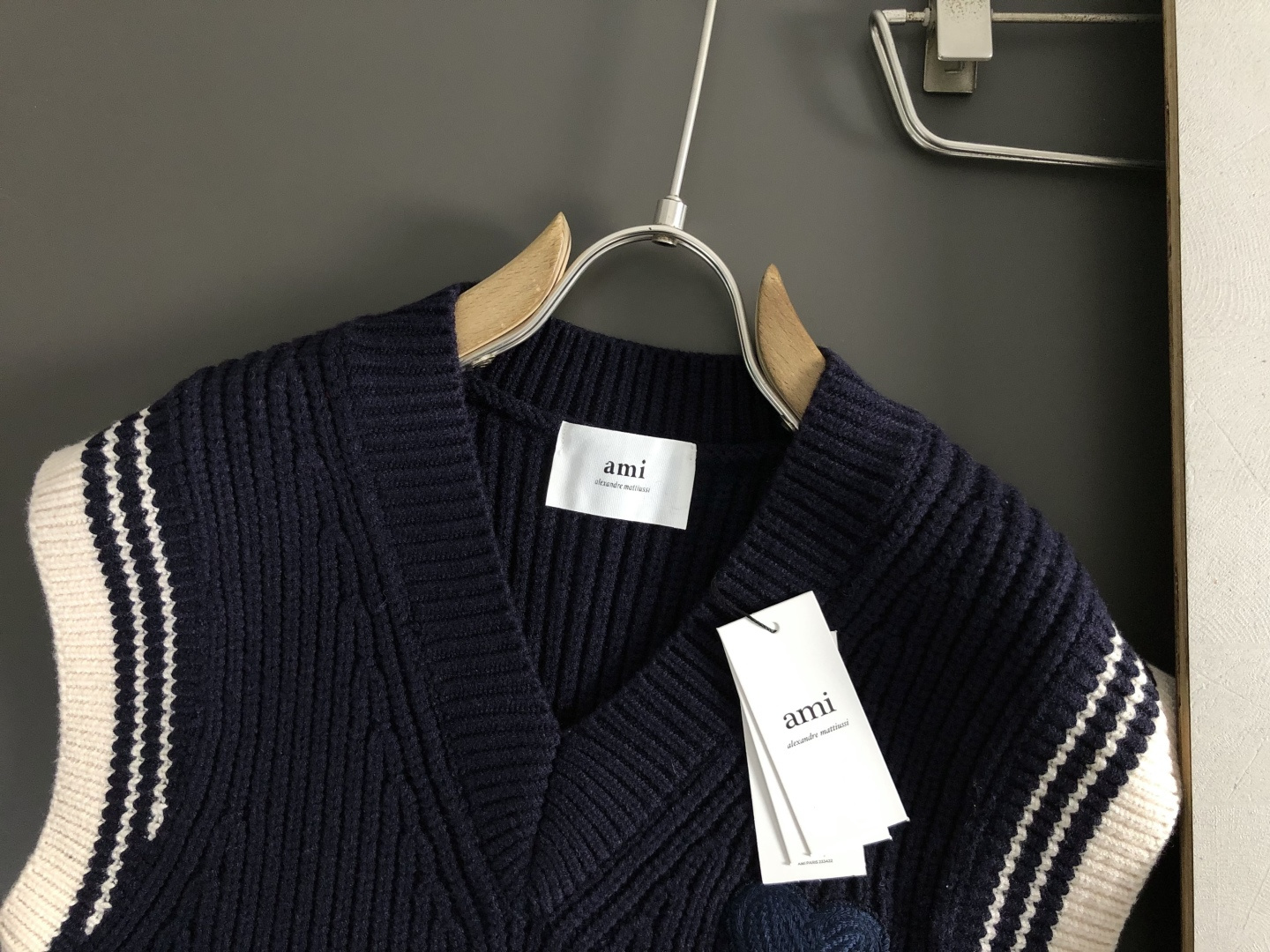 Ami*合身版型S-Xl2025秋冬潮牌针织马甲，以红色爱心贴布绣融合点缀为主调，打破传统针织衫的单调感