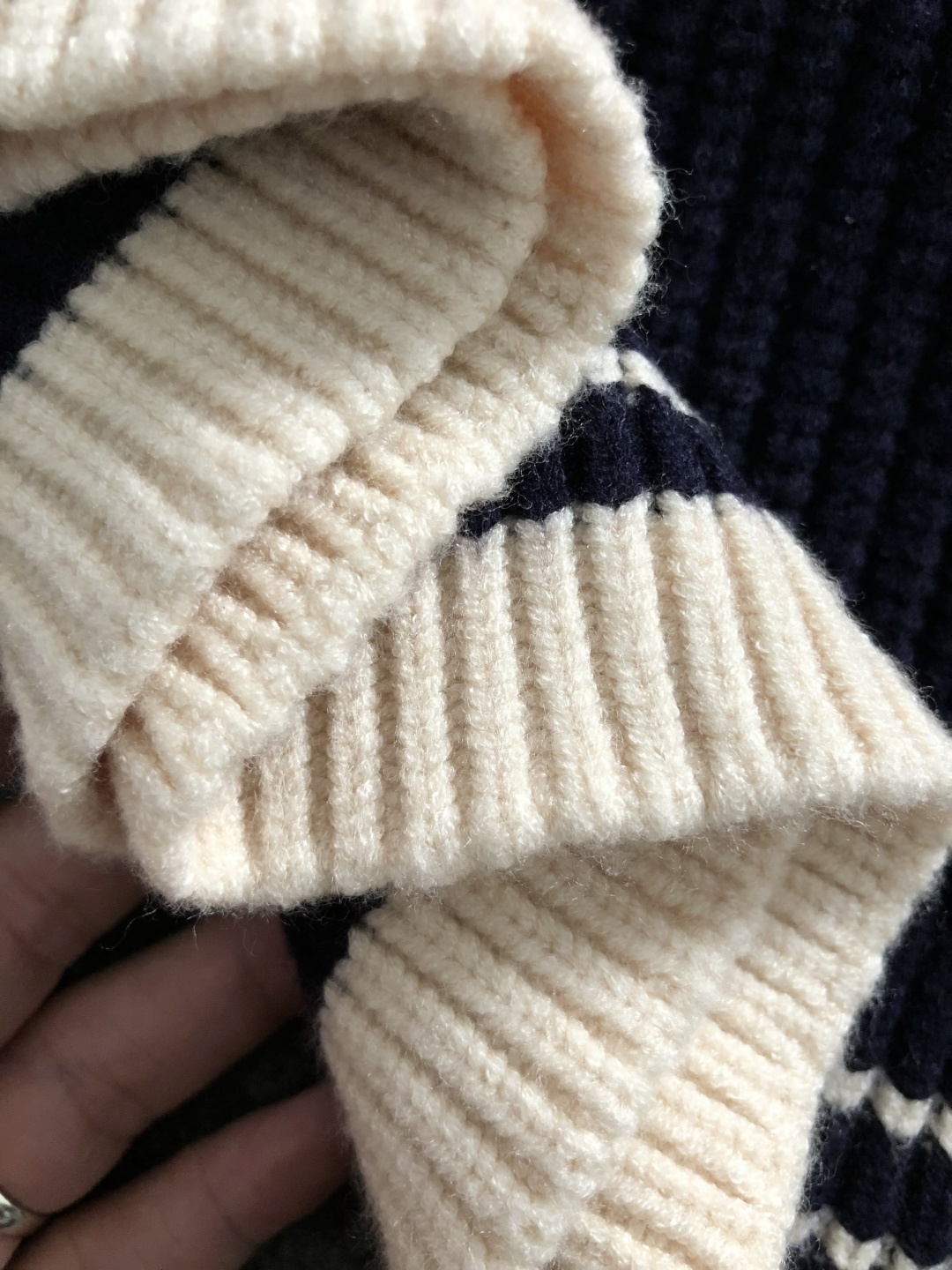 Ami*合身版型S-Xl2025秋冬潮牌针织马甲，以红色爱心贴布绣融合点缀为主调，打破传统针织衫的单调感