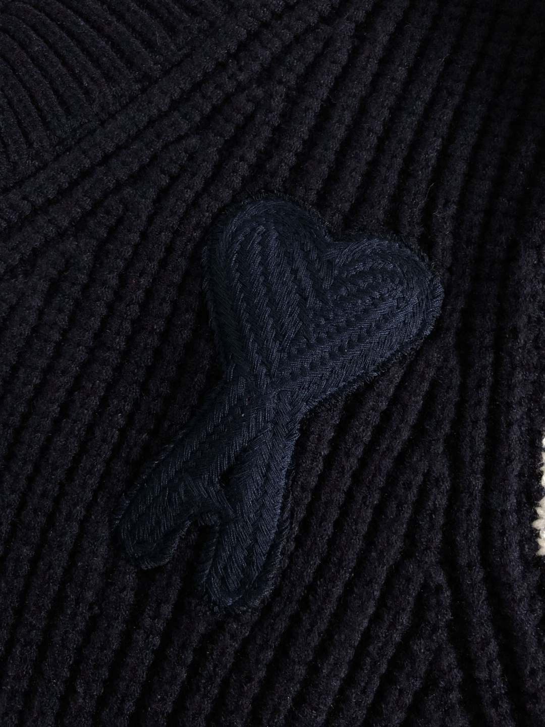 Ami*合身版型S-Xl2025秋冬潮牌针织马甲，以红色爱心贴布绣融合点缀为主调，打破传统针织衫的单调感