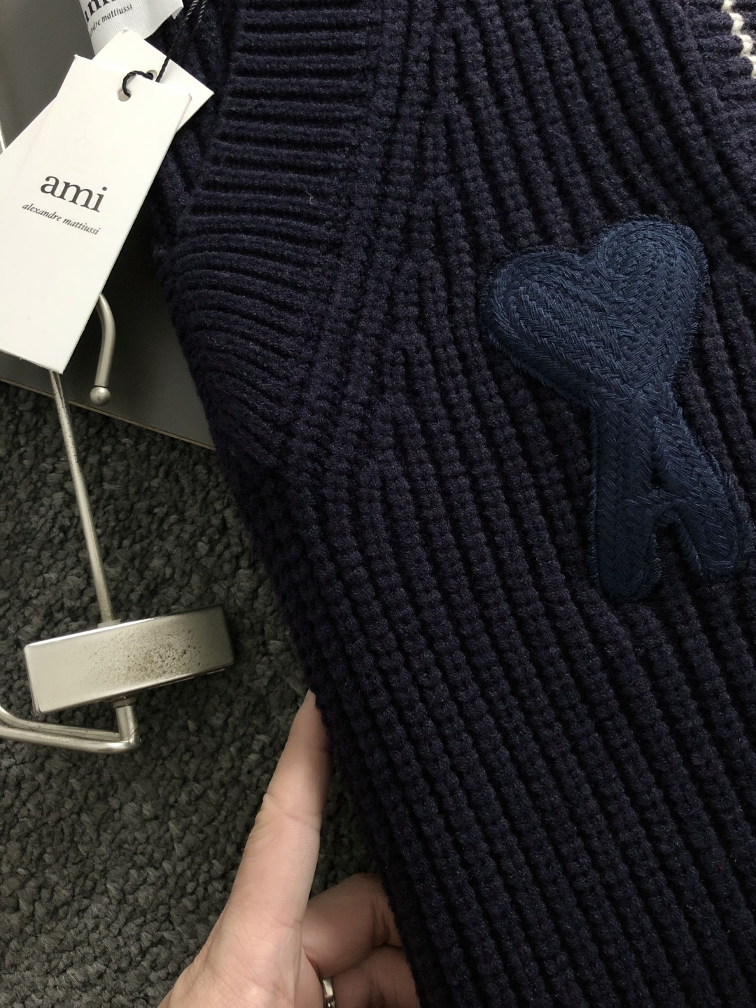 Ami*合身版型S-Xl2025秋冬潮牌针织马甲，以红色爱心贴布绣融合点缀为主调，打破传统针织衫的单调感