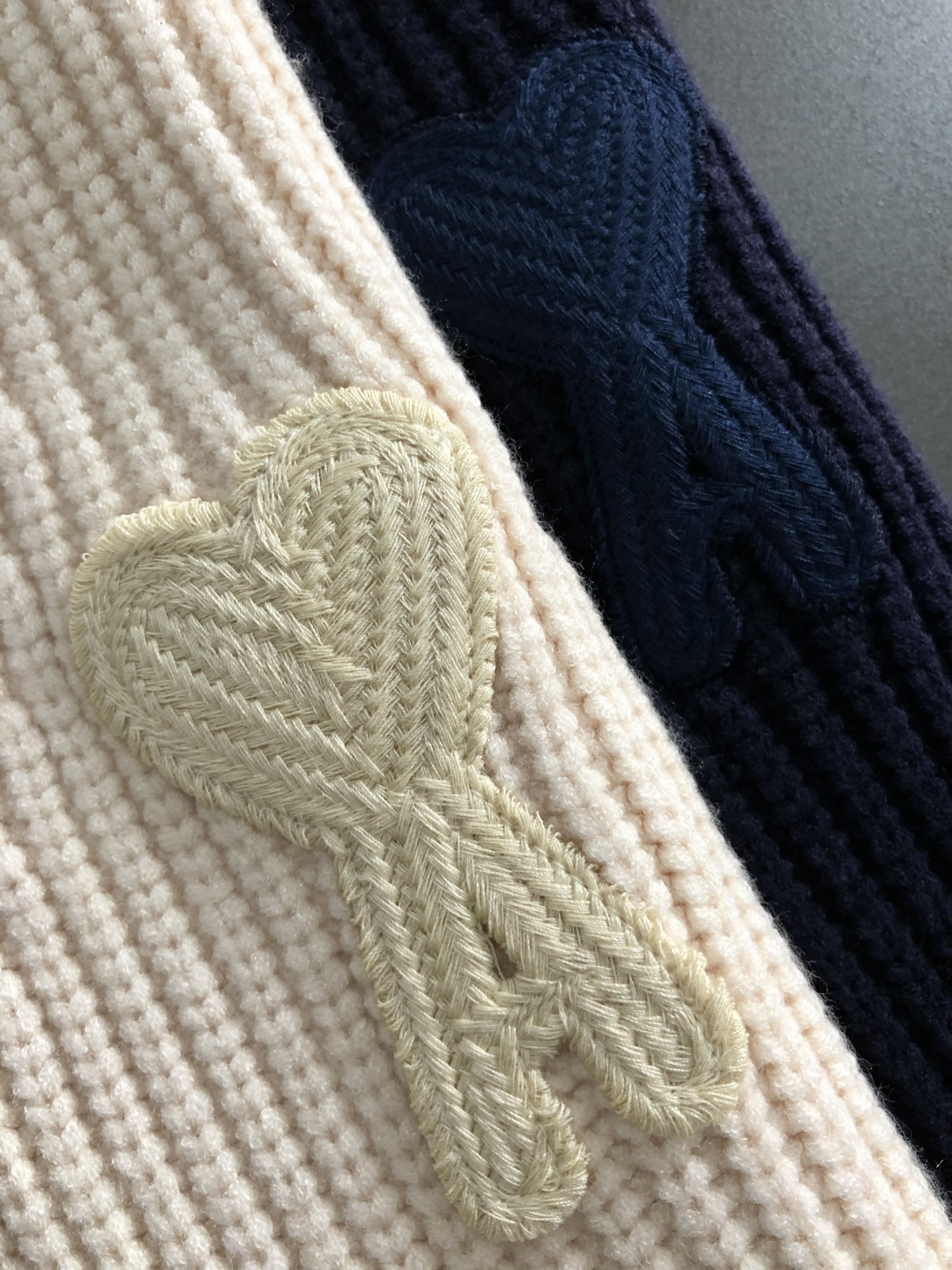 Ami*合身版型S-Xl2025秋冬潮牌针织马甲，以红色爱心贴布绣融合点缀为主调，打破传统针织衫的单调感