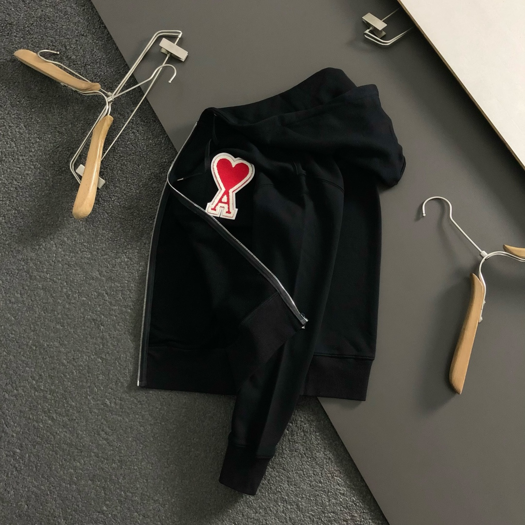 NO:596853,Ami* fitted fit S-Xl  The 2025 autumn and winter trendy brand knitted sweatshirt is mainly decorated with red love jacquard, breaking the monotony of traditional sweatshirts and highlighting individuality and uninhibitedness. The three-dimensional stitching fits the body shape, the design is neat and stylish, and it can easily lengthen the leg lines, creating a casual and free casual style. High-quality fabrics are stiff  It is wear-resistant, breathable and comfortable, and is suitable for daily outings or light outdoor scenes. The details are embellished with webbing to add a fashionable texture. Whether it is a casual look with T-shirts and jeans, or a mixed and matched style, it can be easily controlled. It is an indispensable fashion item in the autumn and winter transition seasons.  Available now for sale M-XXXL,,hoodie,sweatshirts,jeans,tees,t-shirt,alexander wang19860909Ami*合身版型S-Xl 2025秋冬潮牌针织卫衣,以红色爱心提花融合点缀为主调,打破传统卫衣的单调感,彰显个性与不羁.立体针法贴合身形,设计利落有型,轻松拉长腿部线条,打造随性洒脱的休闲风格.优质面料挺括耐磨,兼具透气性与舒适感,适合日常出街或轻户外场景.细节织带点缀,增添时尚质感,无论是搭配T恤牛仔裤的休闲look,还是叠的混搭风,都能轻松驾驭,是秋冬过渡季不可或缺的时尚单品. 现货发售发售M-XXXL,,hoodie,sweatshirts,jeans,tees，t-shirt,alexander wang,Men's clothing