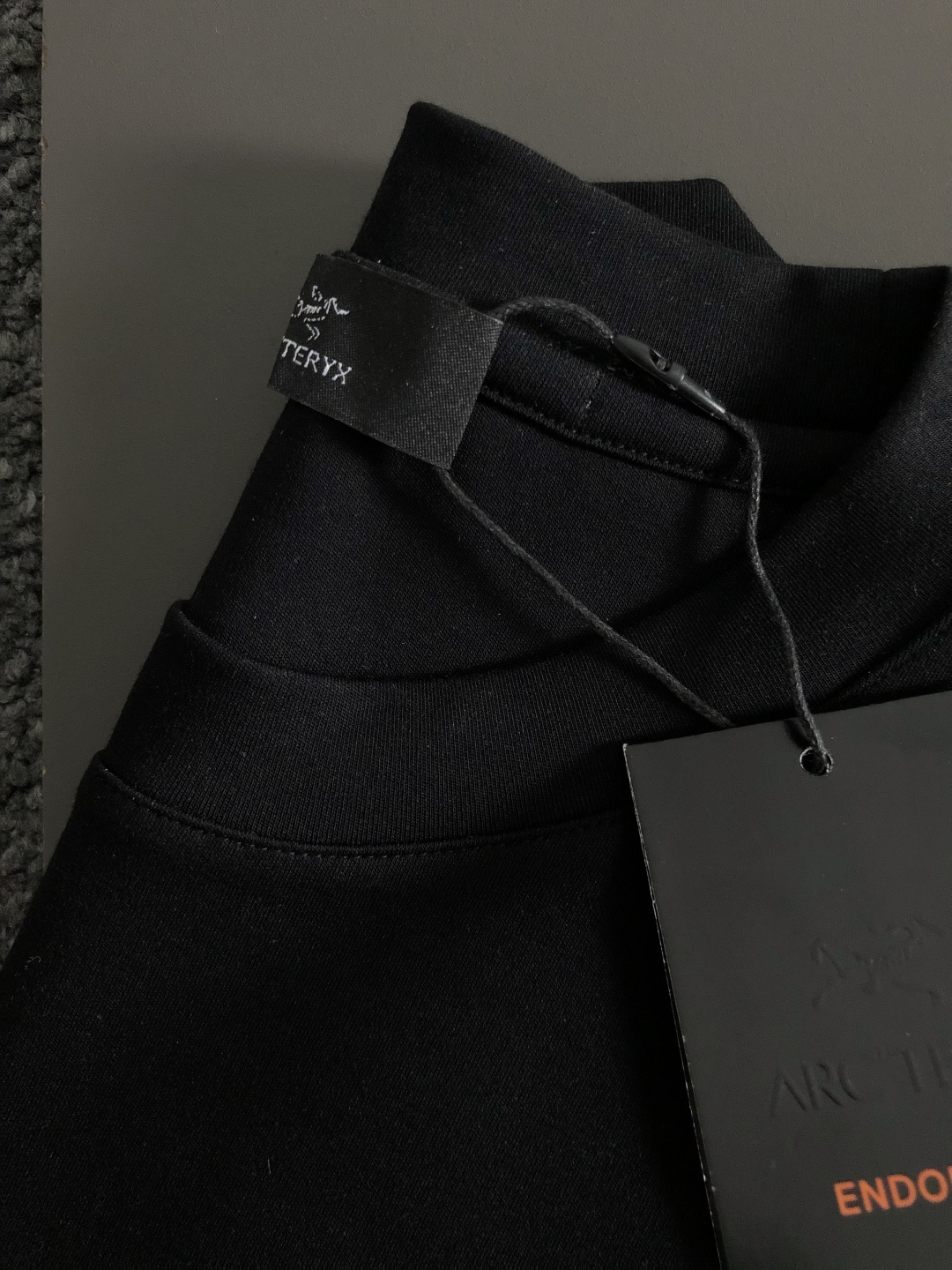 Szn*拉绒版型M-xxxl2025秋冬圆领打底衫，以字母元素点缀为主调，融入字母元素，打破传统卫衣的单