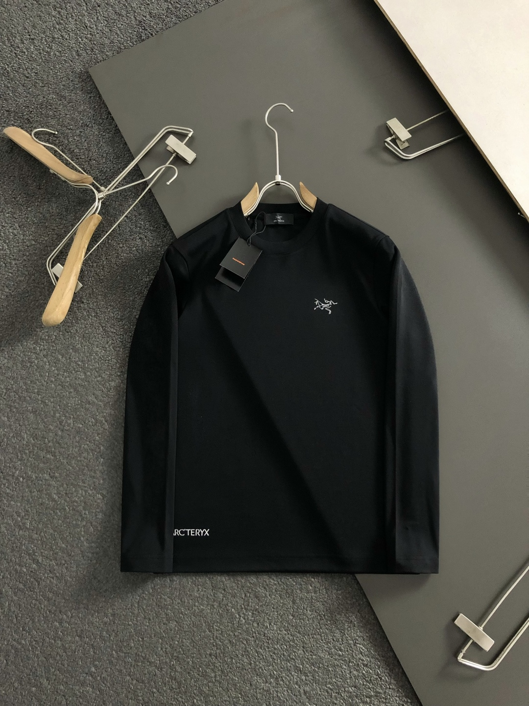 Szn*拉绒版型M-xxxl2025秋冬圆领打底衫，以字母元素点缀为主调，融入字母元素，打破传统卫衣的单