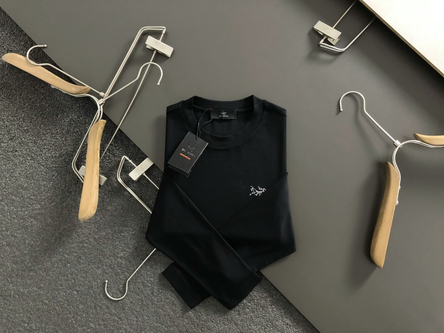 NO:596849,Szn*brushed version M-xxxl  The 2025 autumn and winter round neck bottoming shirt is mainly decorated with letter elements and integrated with letter elements to break the monotony of traditional sweatshirts and highlight individuality and uninhibitedness. The three-dimensional tailoring fits the body shape and the design is neat and stylish. It can easily lengthen the leg lines and create a casual and free style. High-quality fabrics are comfortable  It is warm, has both thermal insulation and comfort, and is suitable for daily outings or light outdoor scenes. The triangular jacquard embellishment on the back adds a fashionable texture. Whether it is a casual look with a T-shirt and jeans, or a mixed style layered, it can be easily controlled. It is an indispensable fashion item in the autumn and winter transition seasons.  Spot color black white, hoodie, sweatshirts, jeans, tees, t-shirt, alexander wang19860909Szn*拉绒版型M-xxxl 2025秋冬圆领打底衫,以字母元素点缀为主调,融入字母元素,打破传统卫衣的单调感,彰显个性与不羁.立体剪裁贴合身形,设计利落有型,轻松拉长腿部线条,打造随性洒脱的休闲风格.优质面料舒适保暖,兼具保温性与舒适感,适合日常出街或轻户外场景.细节后背三角提花点缀,增添时尚质感,无论是搭配T恤牛仔裤的休闲look,还是叠的混搭风,都能轻松驾驭,是秋冬过渡季不可或缺的时尚单品. 现货颜色 黑色 白色,,hoodie,sweatshirts,jeans,tees，t-shirt,alexander wang,Men's clothing