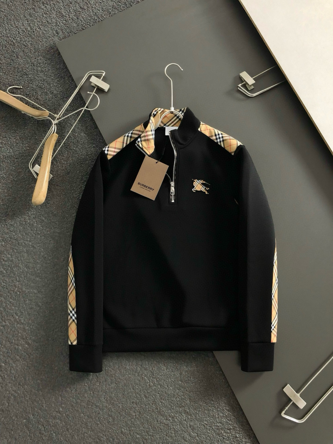 BBR*合身版型M-XXXL2025秋冬云柔系列拉链格纹融合骑士logo内里拉绒时尚百搭立领卫衣长袖，精