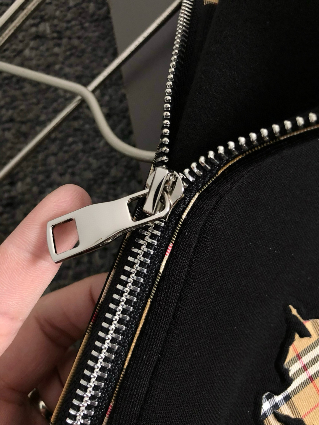 BBR*合身版型M-XXXL2025秋冬云柔系列拉链格纹融合骑士logo内里拉绒时尚百搭立领卫衣长袖，精