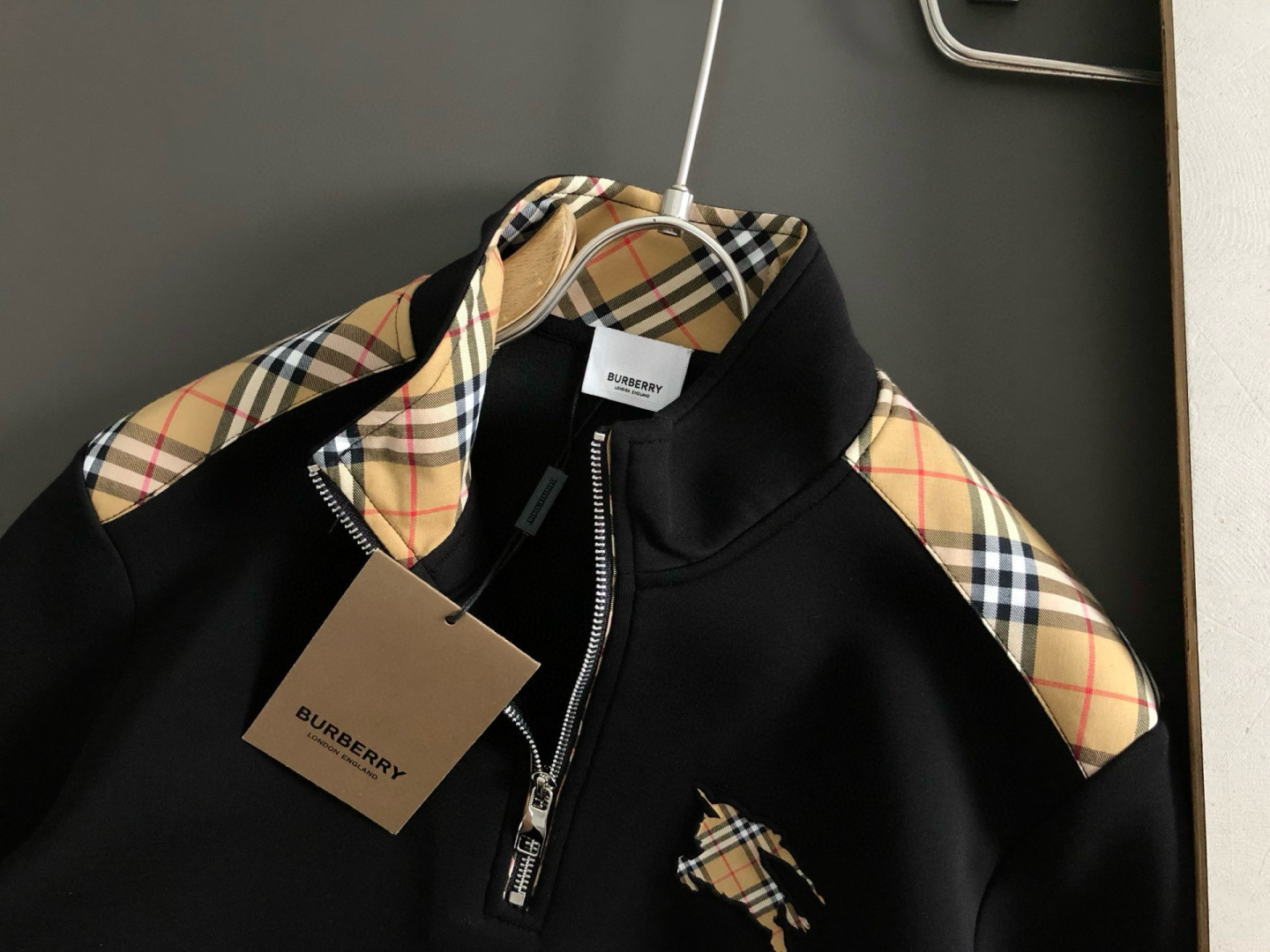 BBR*合身版型M-XXXL2025秋冬云柔系列拉链格纹融合骑士logo内里拉绒时尚百搭立领卫衣长袖，精